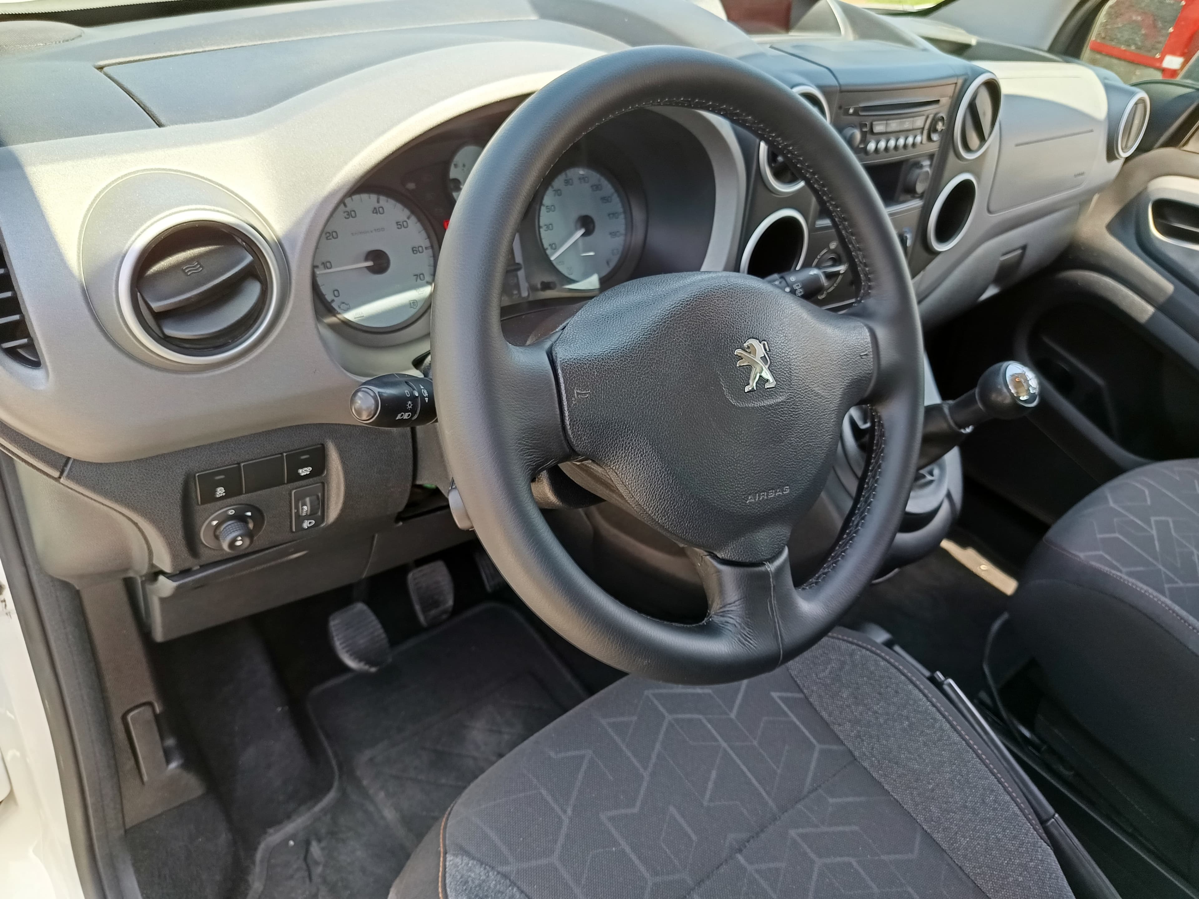 Peugeot Partner · Ano 2018 — image 30