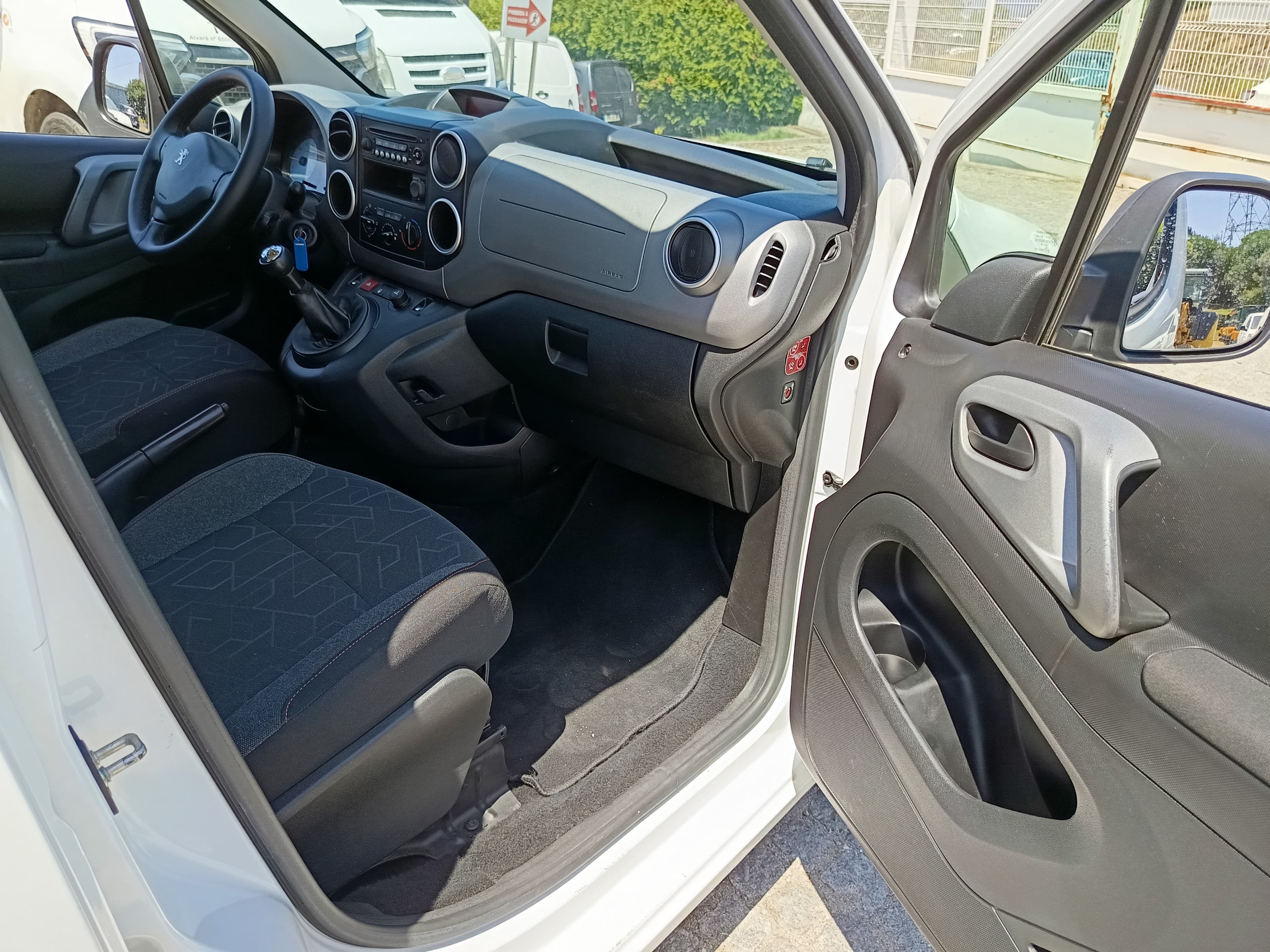 Peugeot Partner · Ano 2018 — image 22