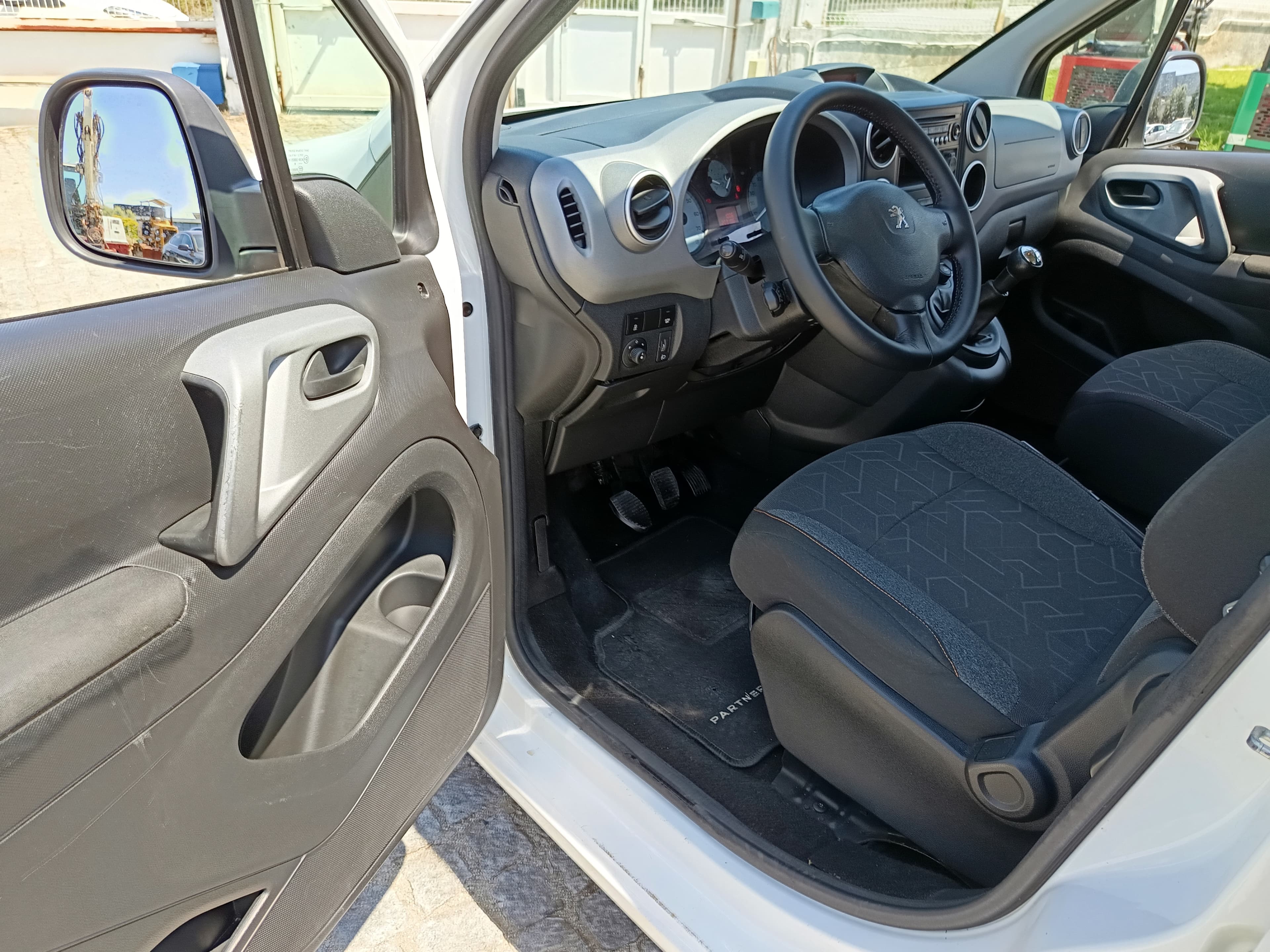 Peugeot Partner · Ano 2018 — image 17