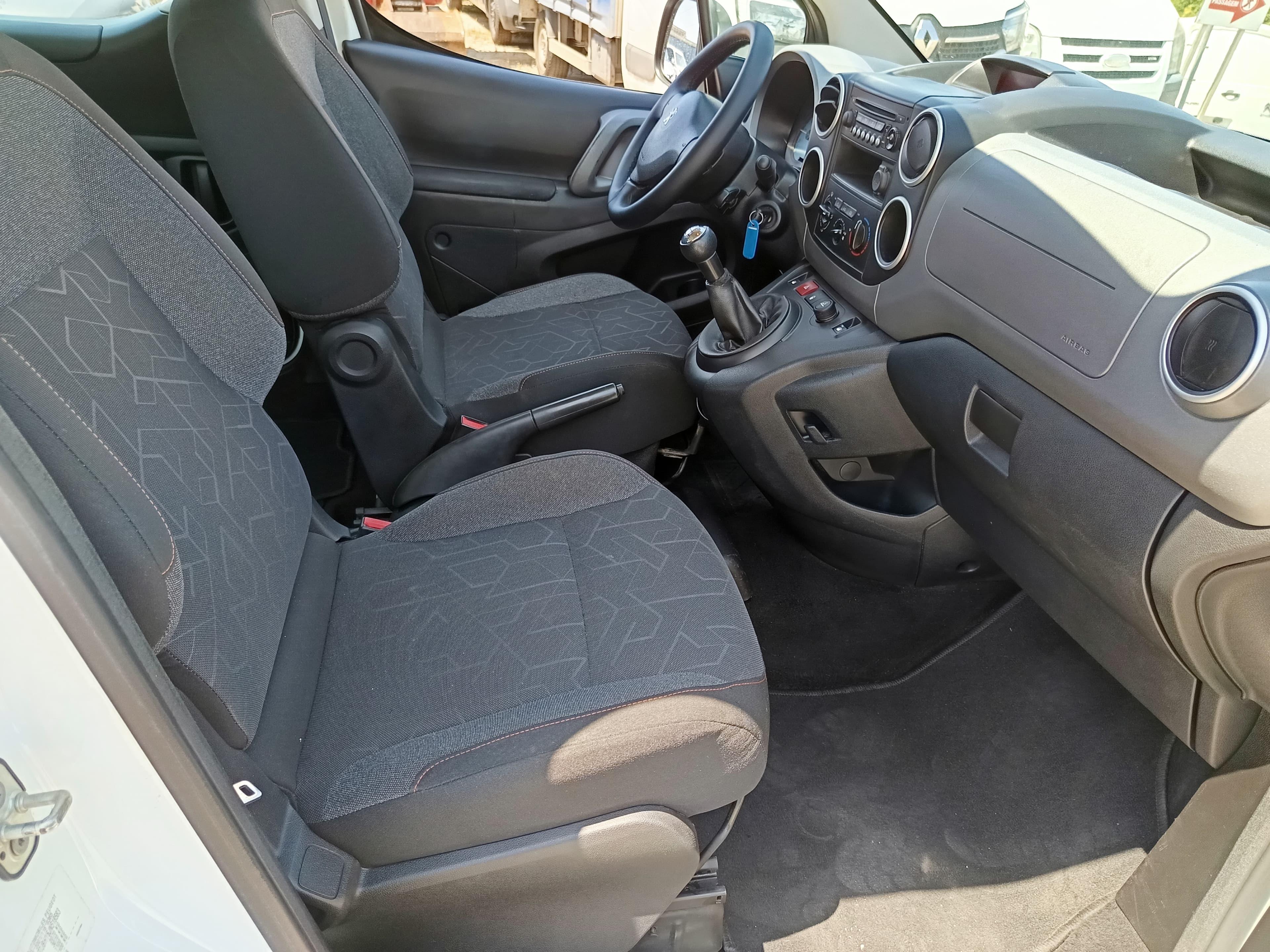 Peugeot Partner · Ano 2018 — image 24