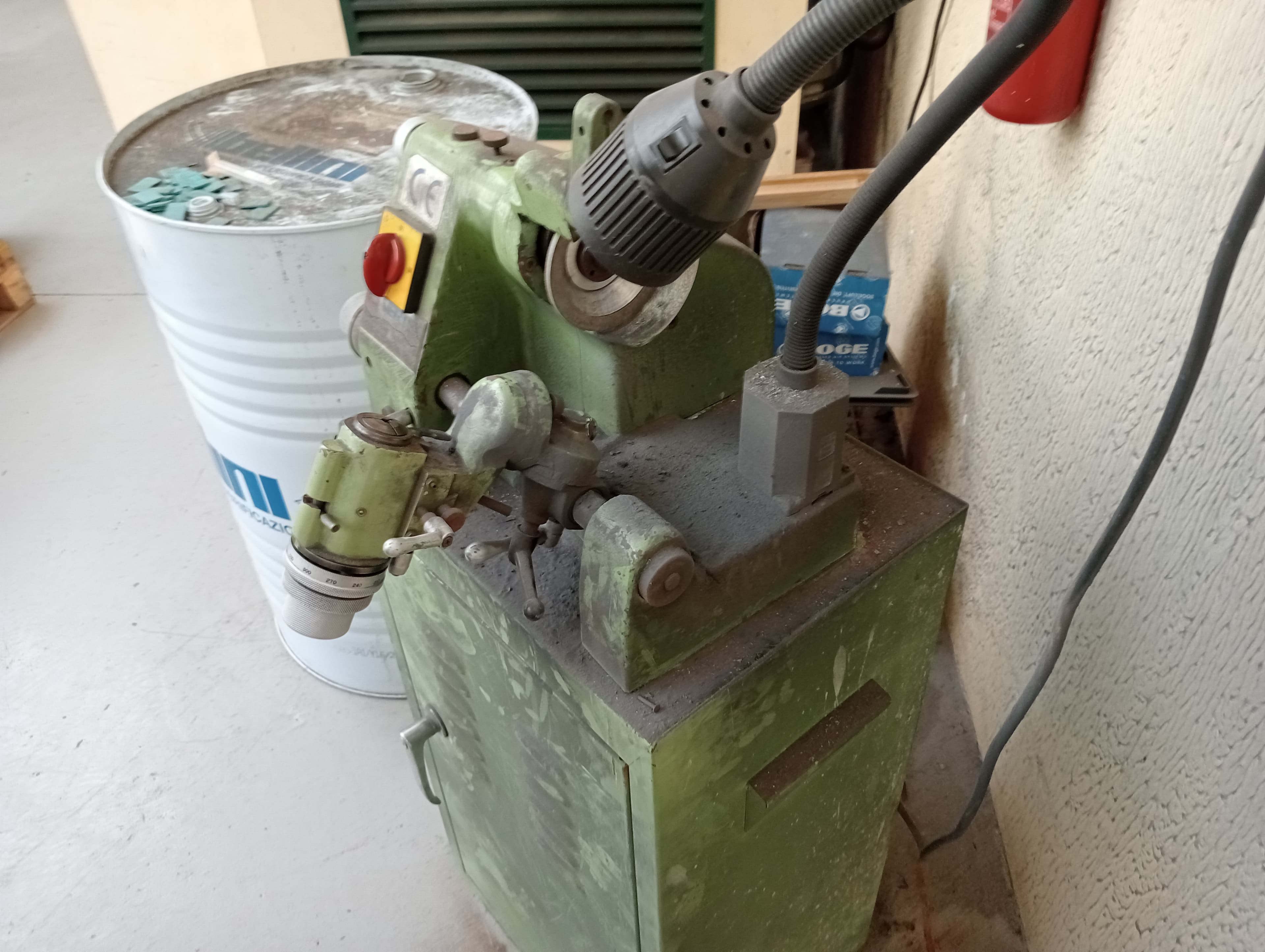 Grua Elevatória · Prato Magnético · Máquina de Cortar Extração · Máquina de Afiar Freses · Equipamento de Escritório — image 11