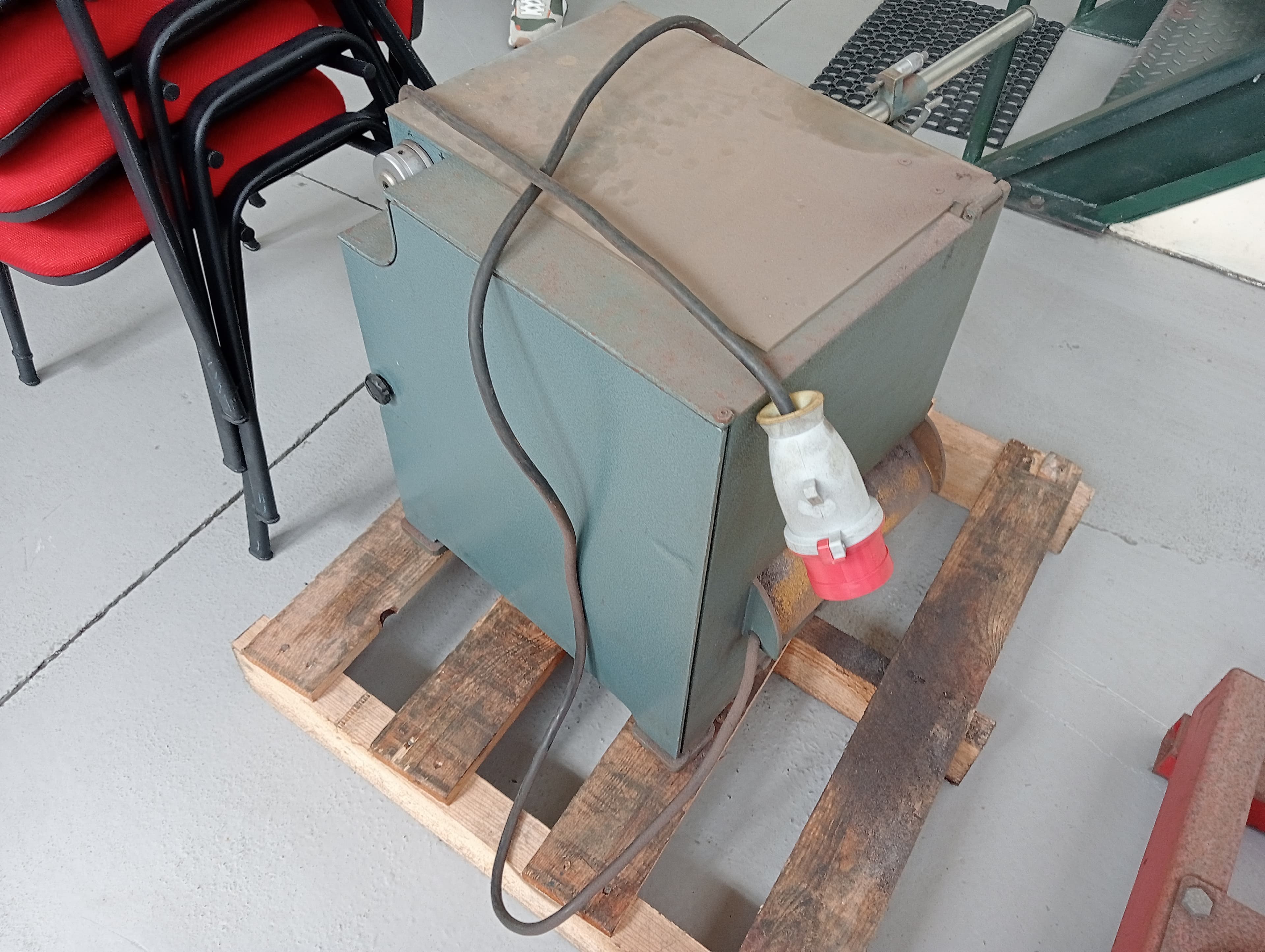 Grua Elevatória · Prato Magnético · Máquina de Cortar Extração · Máquina de Afiar Freses · Equipamento de Escritório — image 6