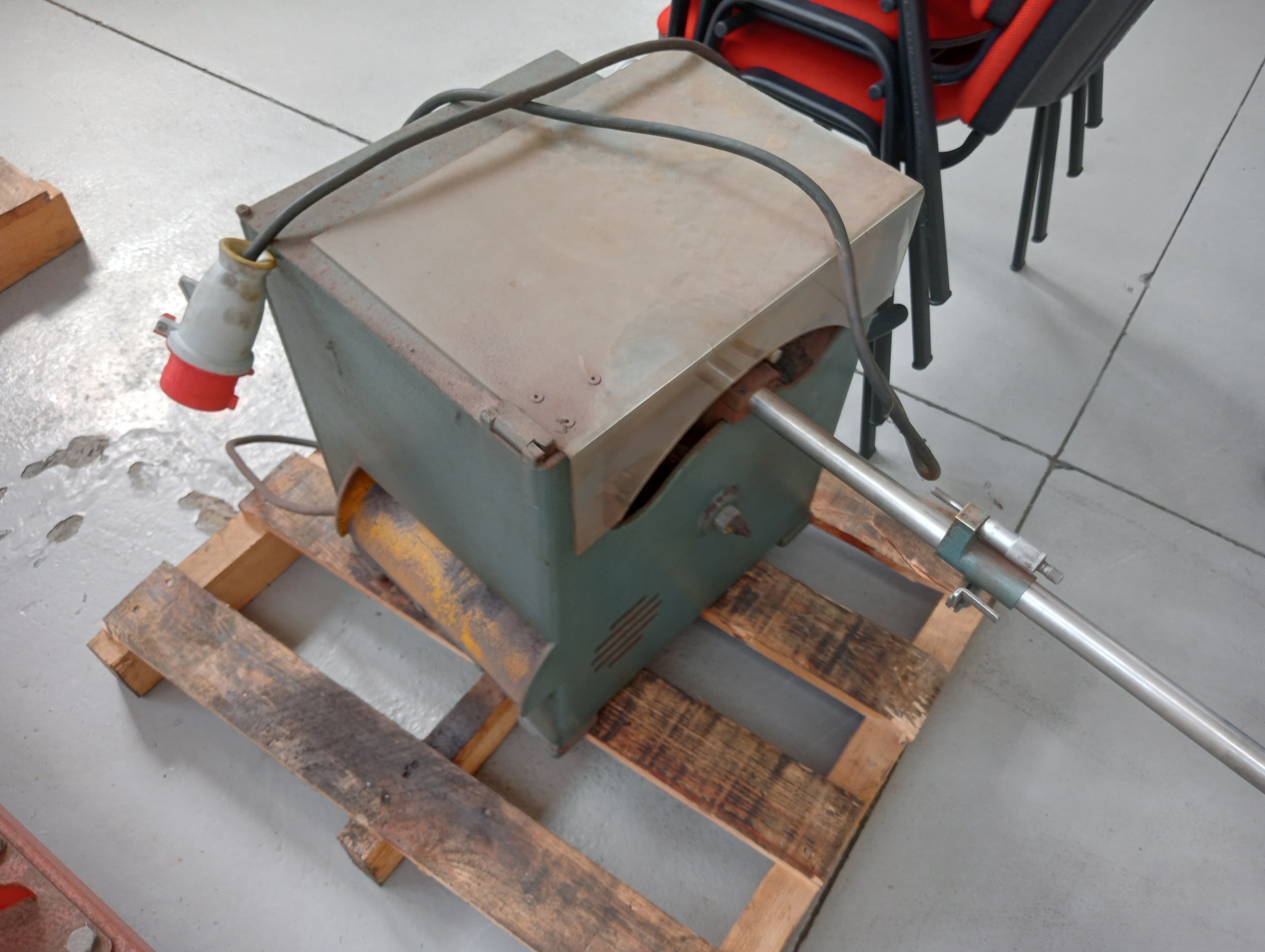 Grua Elevatória · Prato Magnético · Máquina de Cortar Extração · Máquina de Afiar Freses · Equipamento de Escritório — image 7