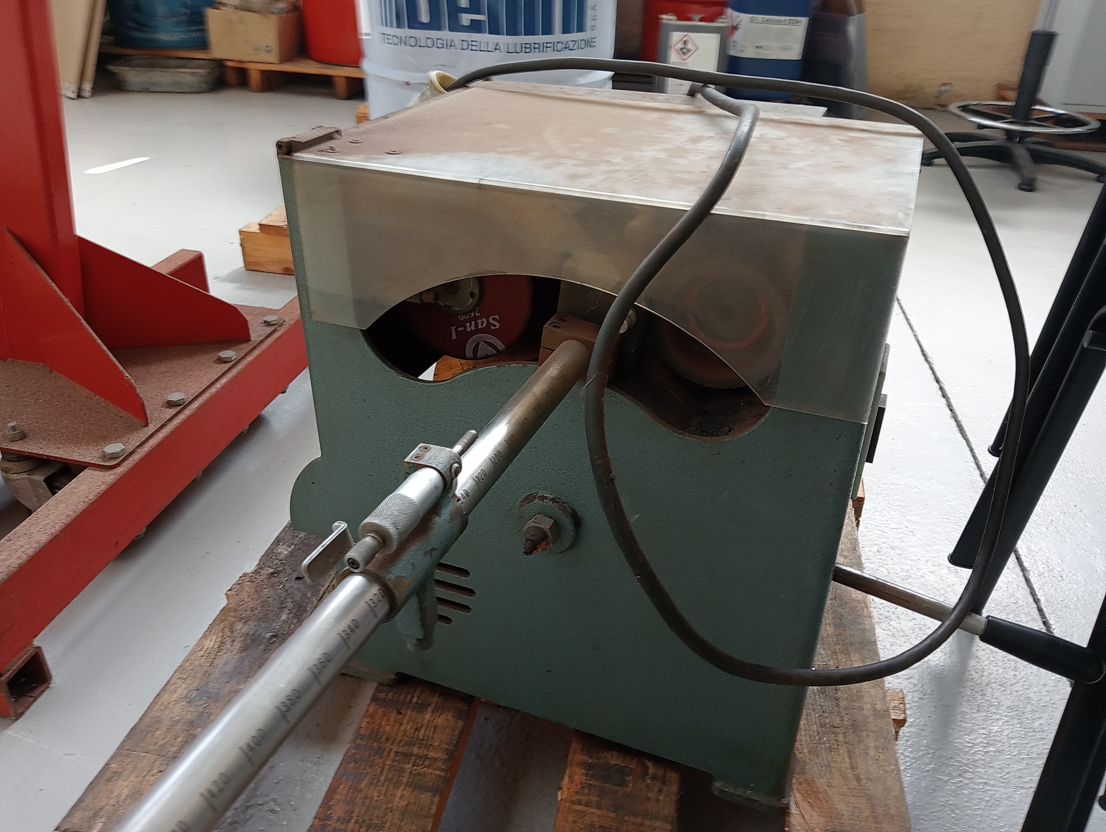 Grua Elevatória · Prato Magnético · Máquina de Cortar Extração · Máquina de Afiar Freses · Equipamento de Escritório — image 8
