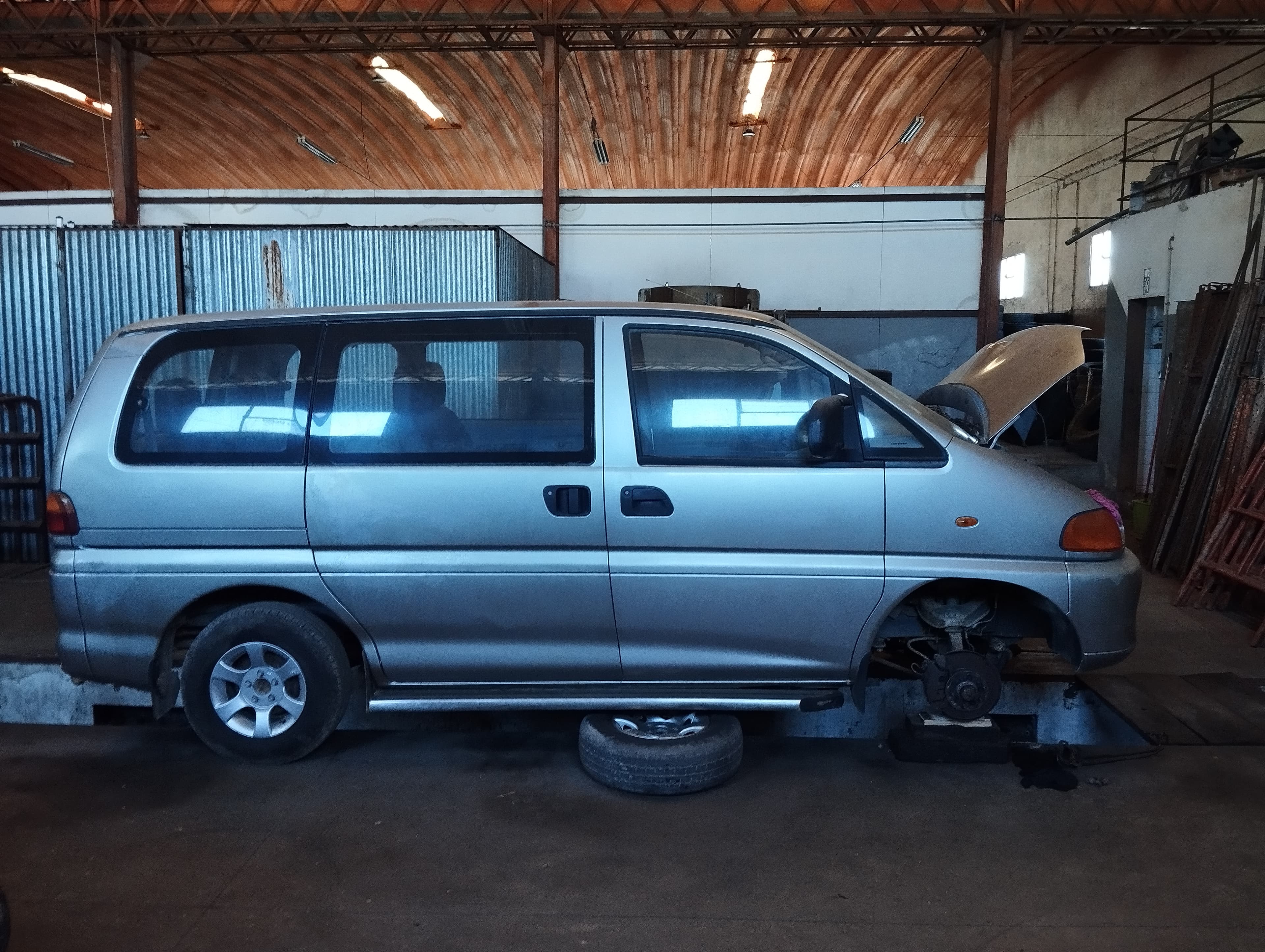 Mitsubishi Space Gear — imagen 3