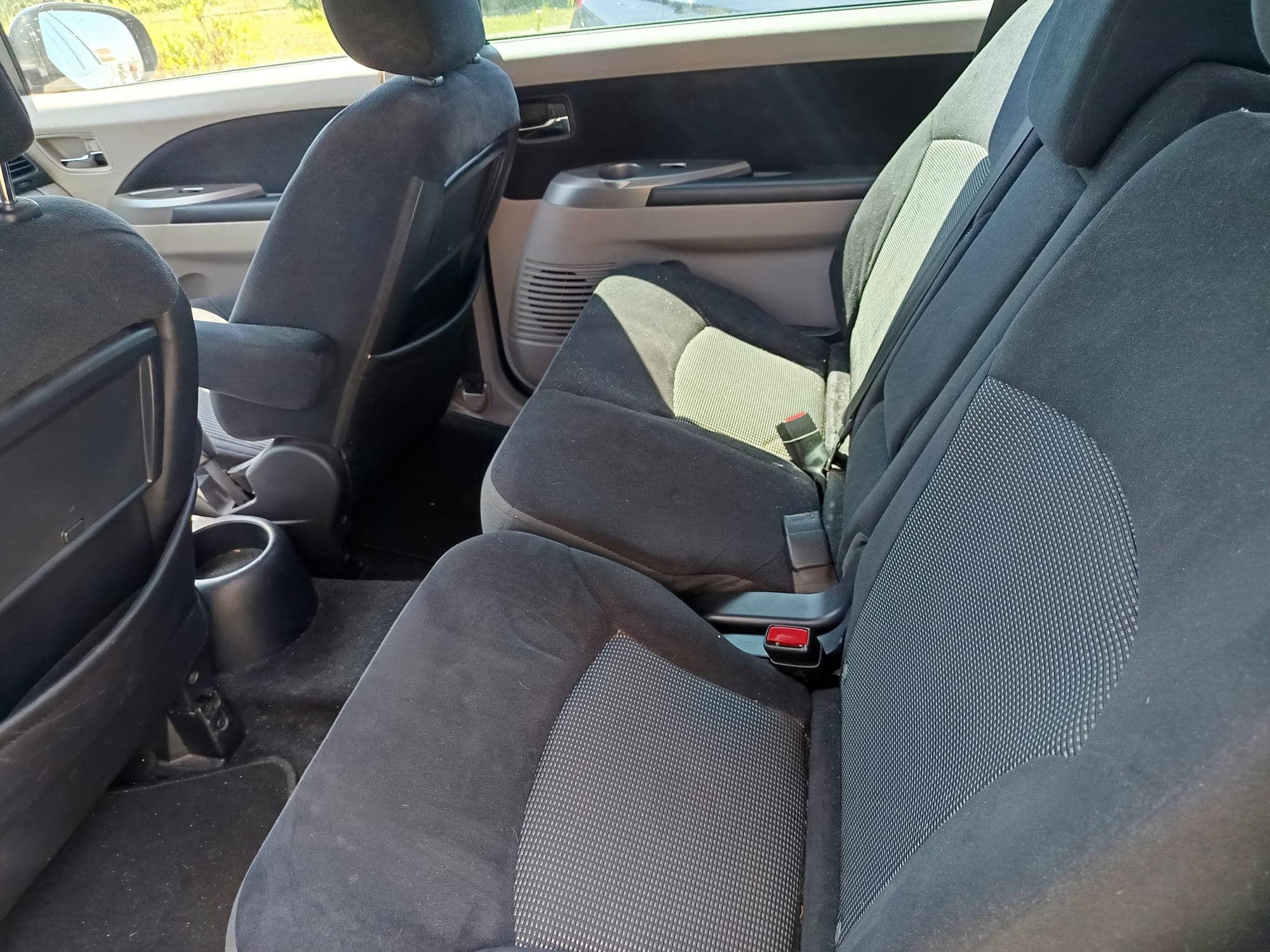 Mitsubishi Grandis 2.0 DI-D · 7 Lugares — image 23