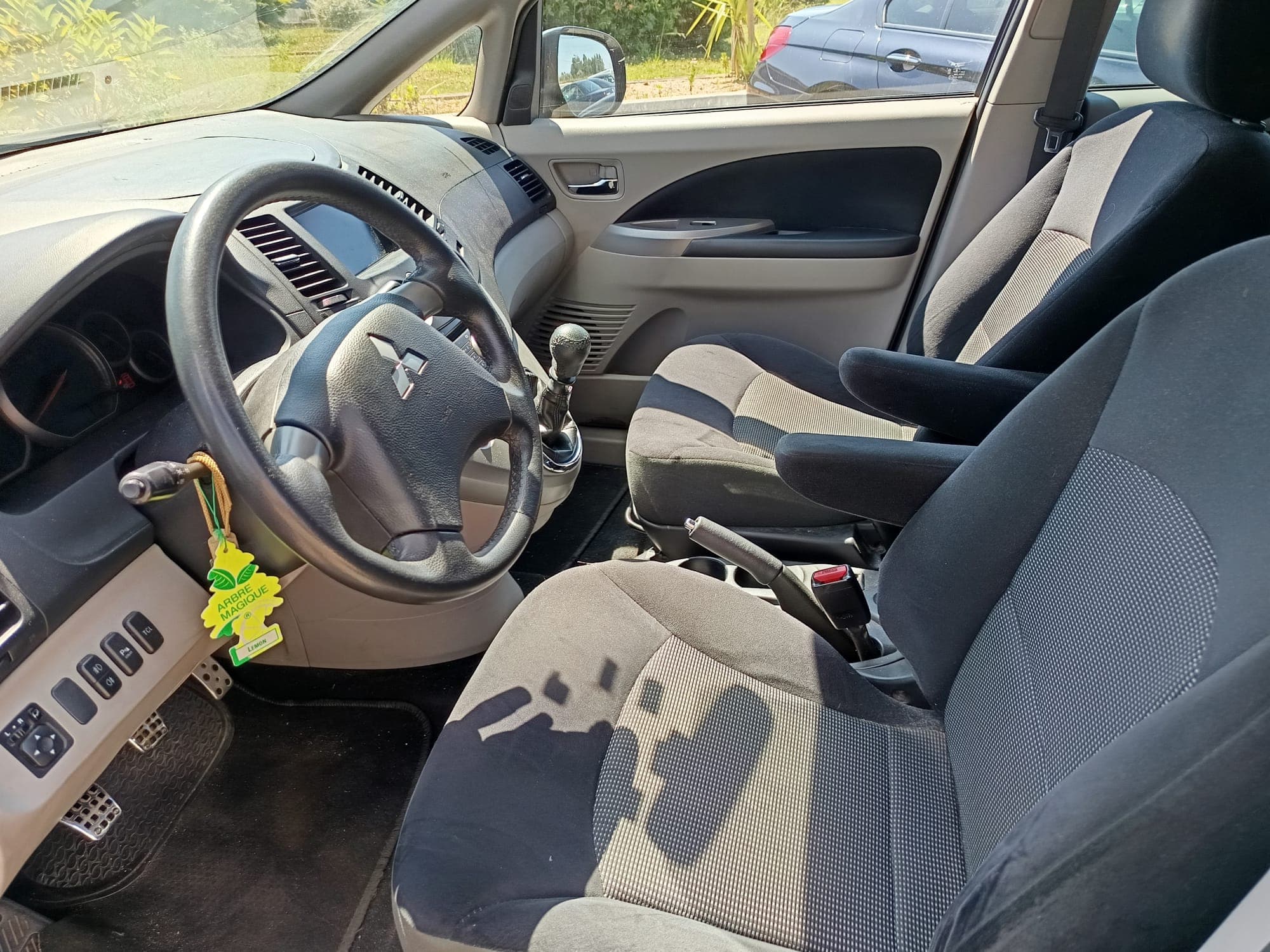 Mitsubishi Grandis 2.0 DI-D · 7 Lugares — image 26