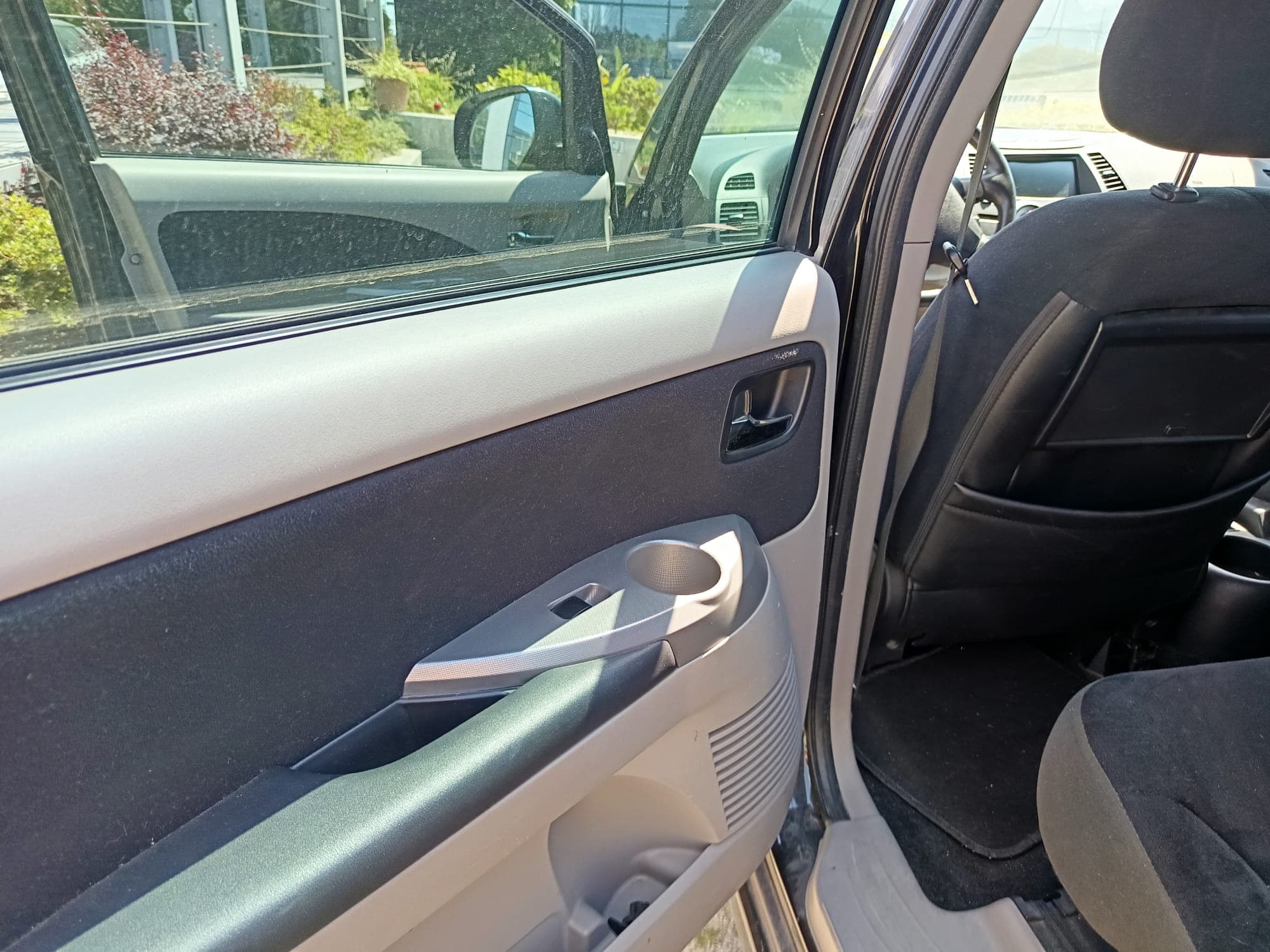 Mitsubishi Grandis 2.0 DI-D · 7 Lugares — image 32
