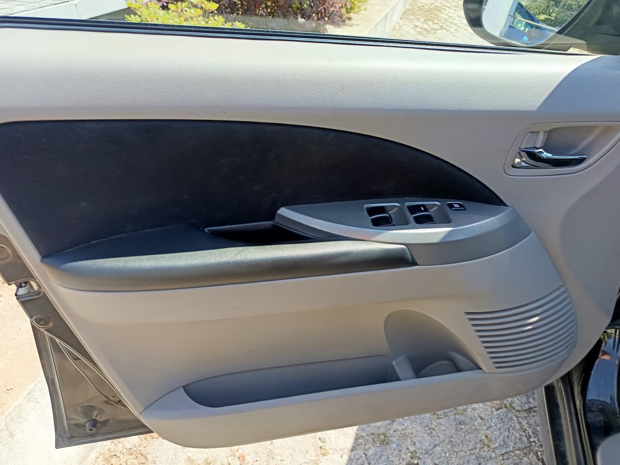 Mitsubishi Grandis 2.0 DI-D · 7 Lugares — image 34