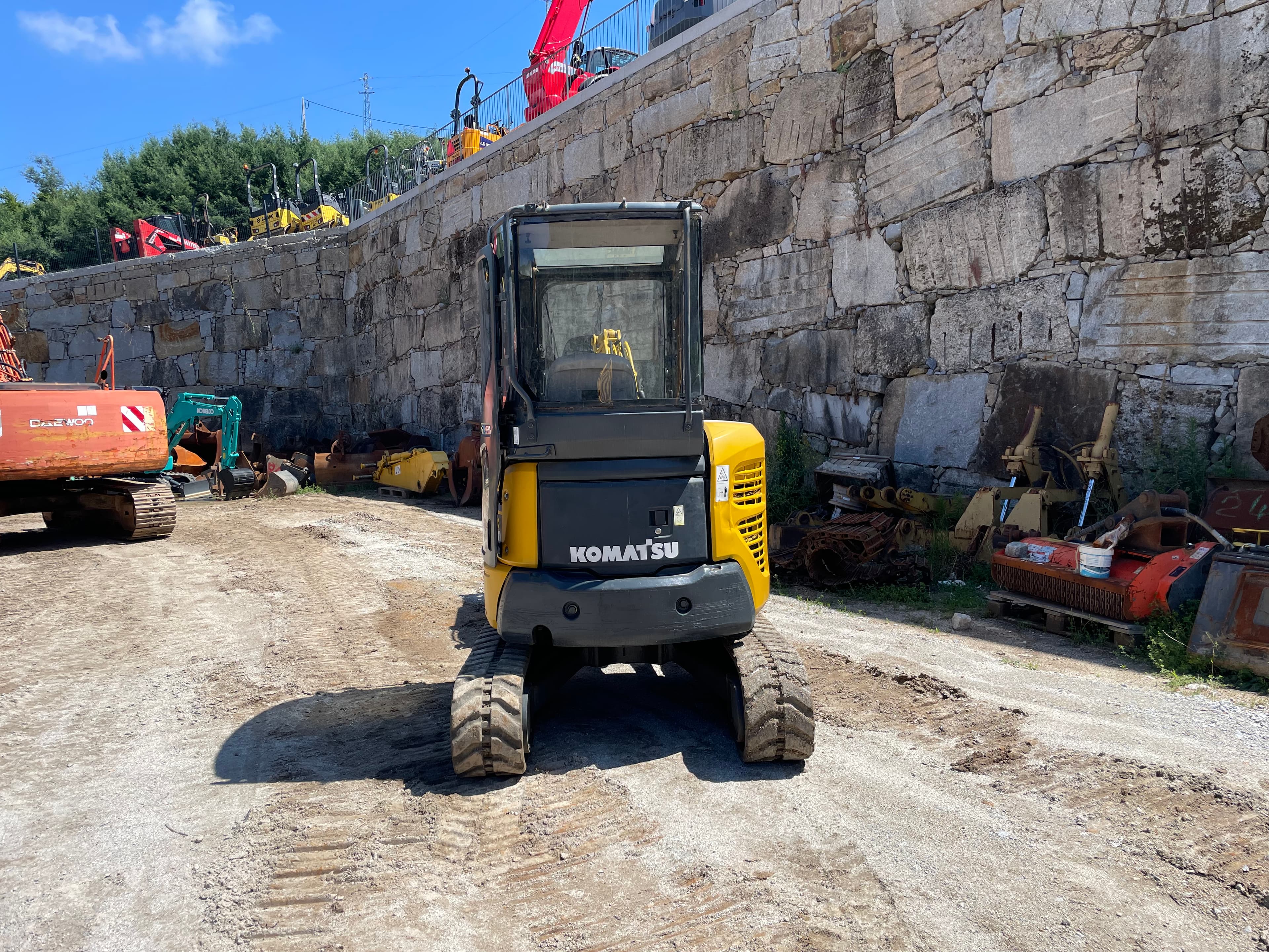 Mini Giratória Komatsu — imagem 4