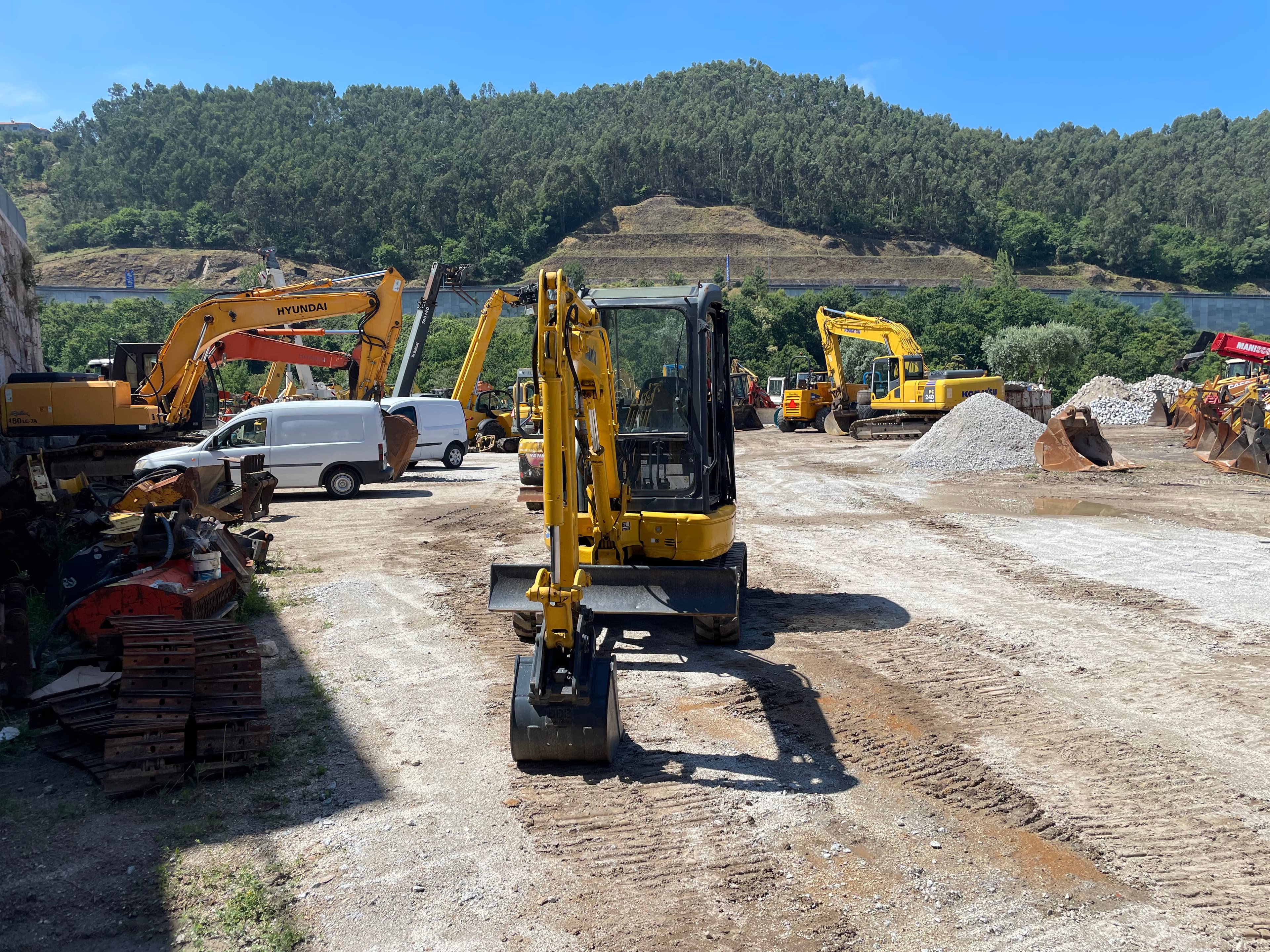 Mini Giratória Komatsu — imagem 7