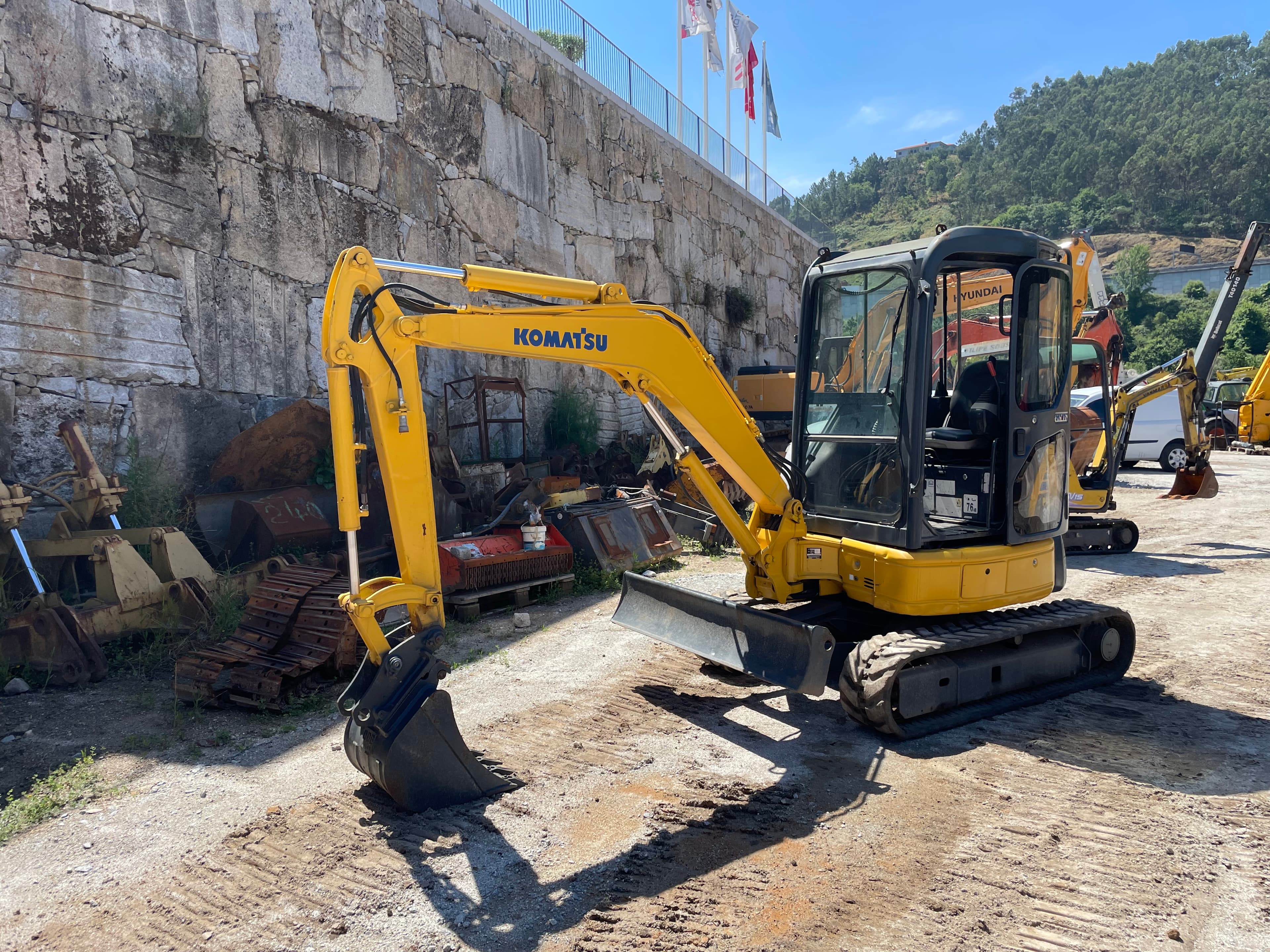 Mini Giratória Komatsu — imagem 1