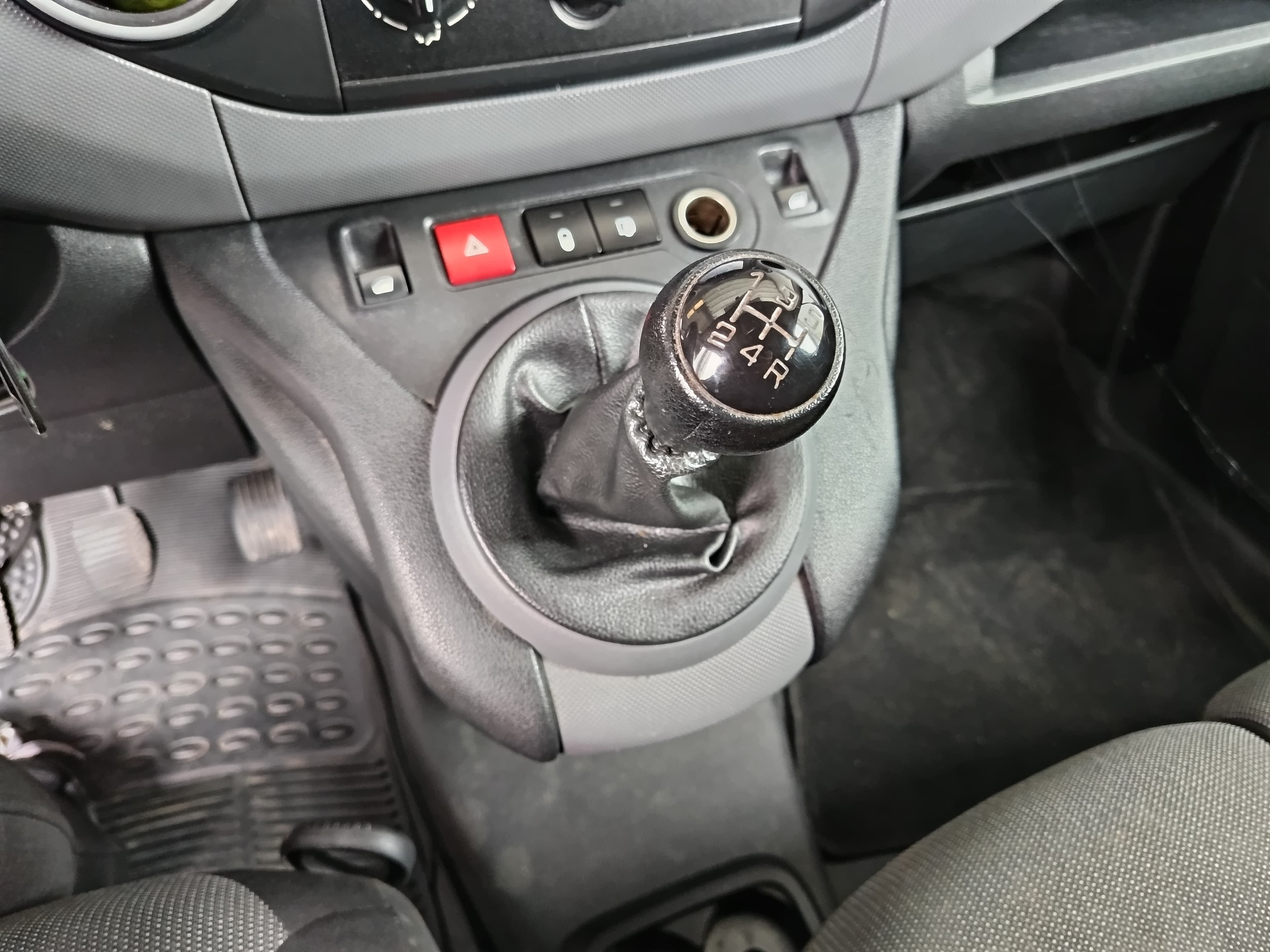 Peugeot Partner · Ano 2017 — imagem 28