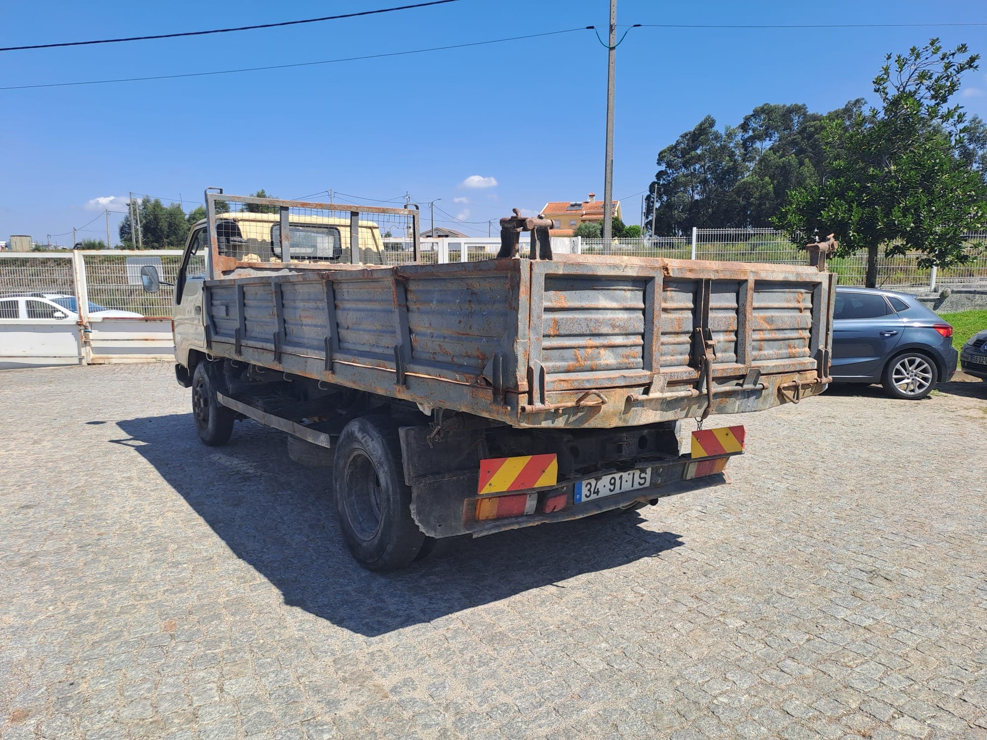 Toyota Dyna 250 · Basculante · Ano 1997 — imagen 4