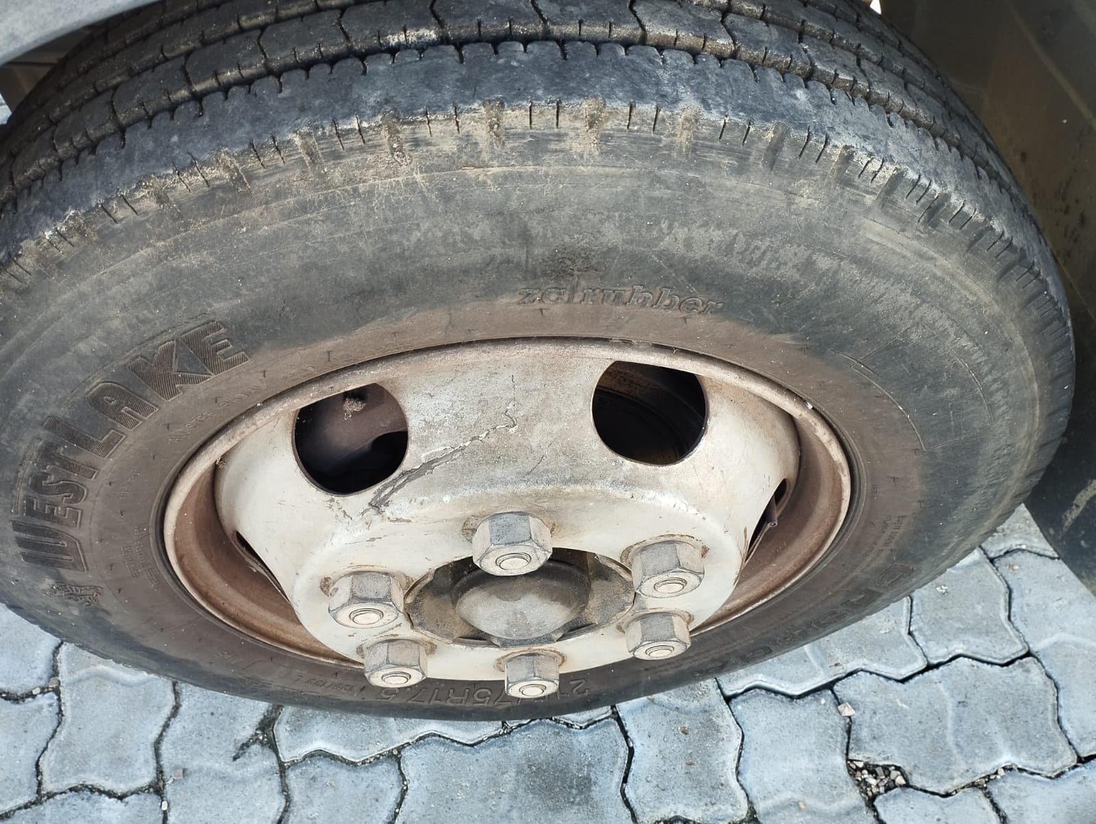 Viatura marca Mitsubishi Canter — imagen 4