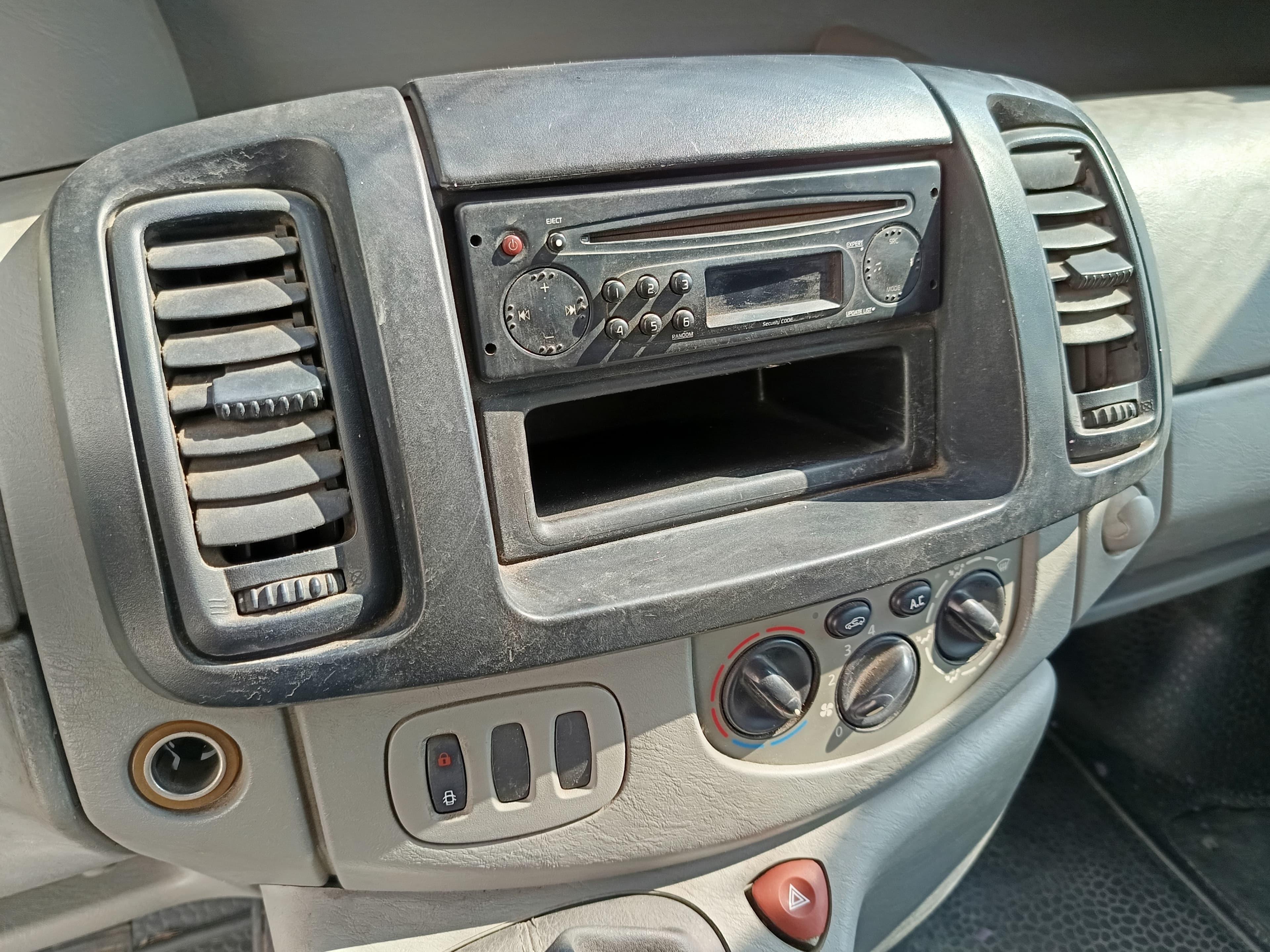 Renault Trafic · Ano 2007 — imagen 25