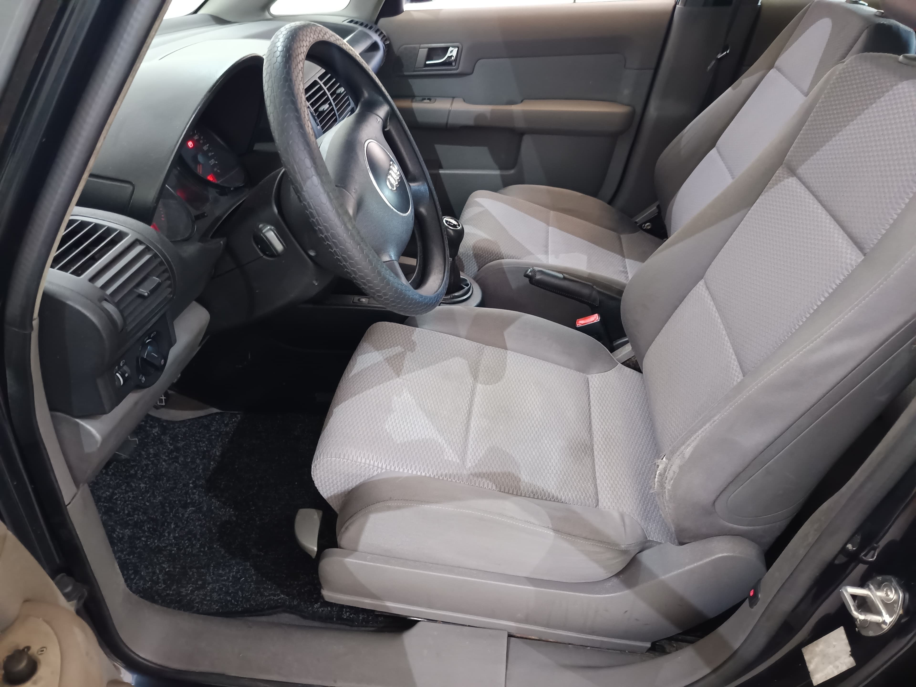 Audi A2 · Ano 2001 — image 28