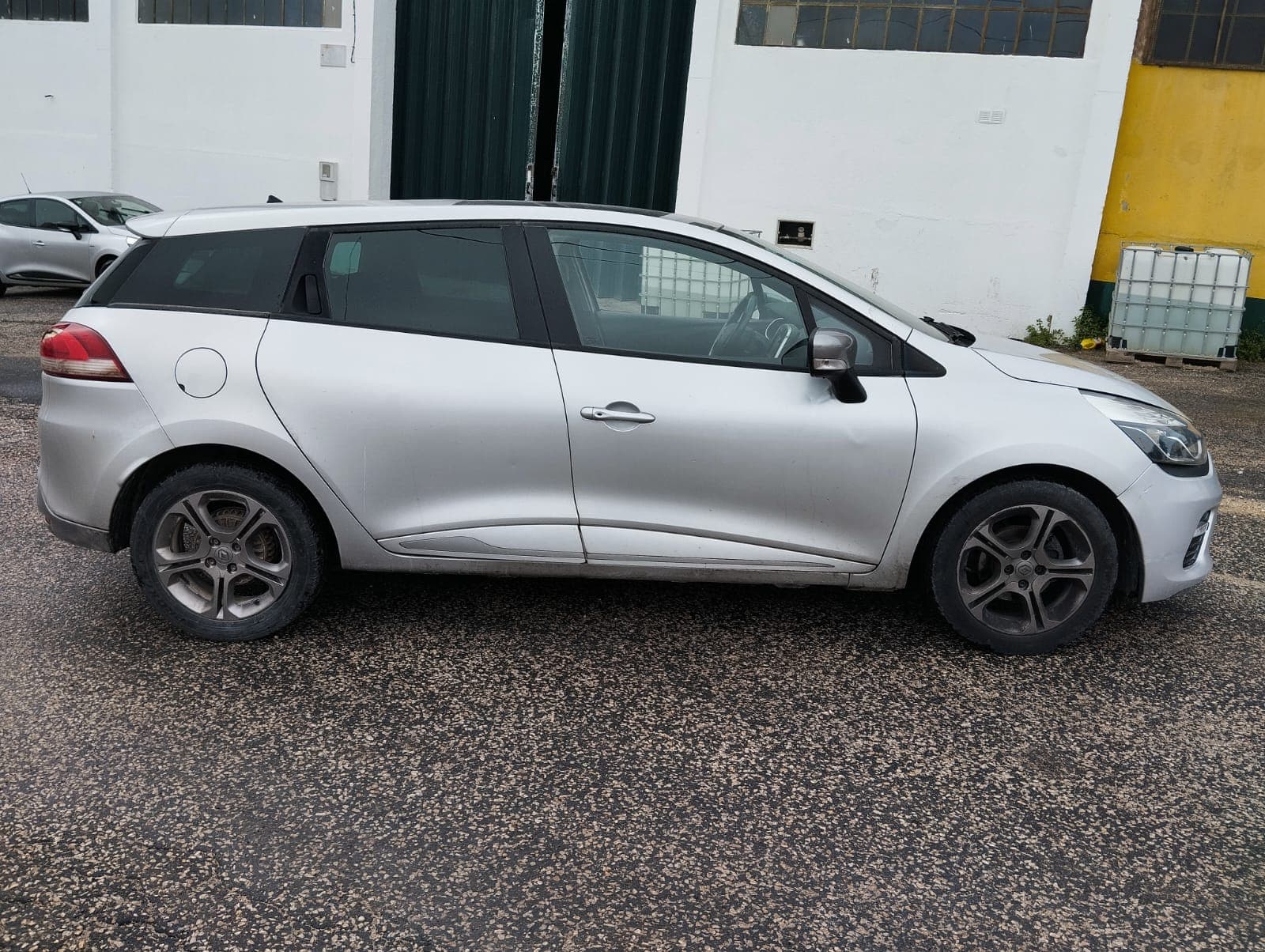 Renault Clio 4 Grantour 1.5 DCI · Ano 2016 — imagem 2