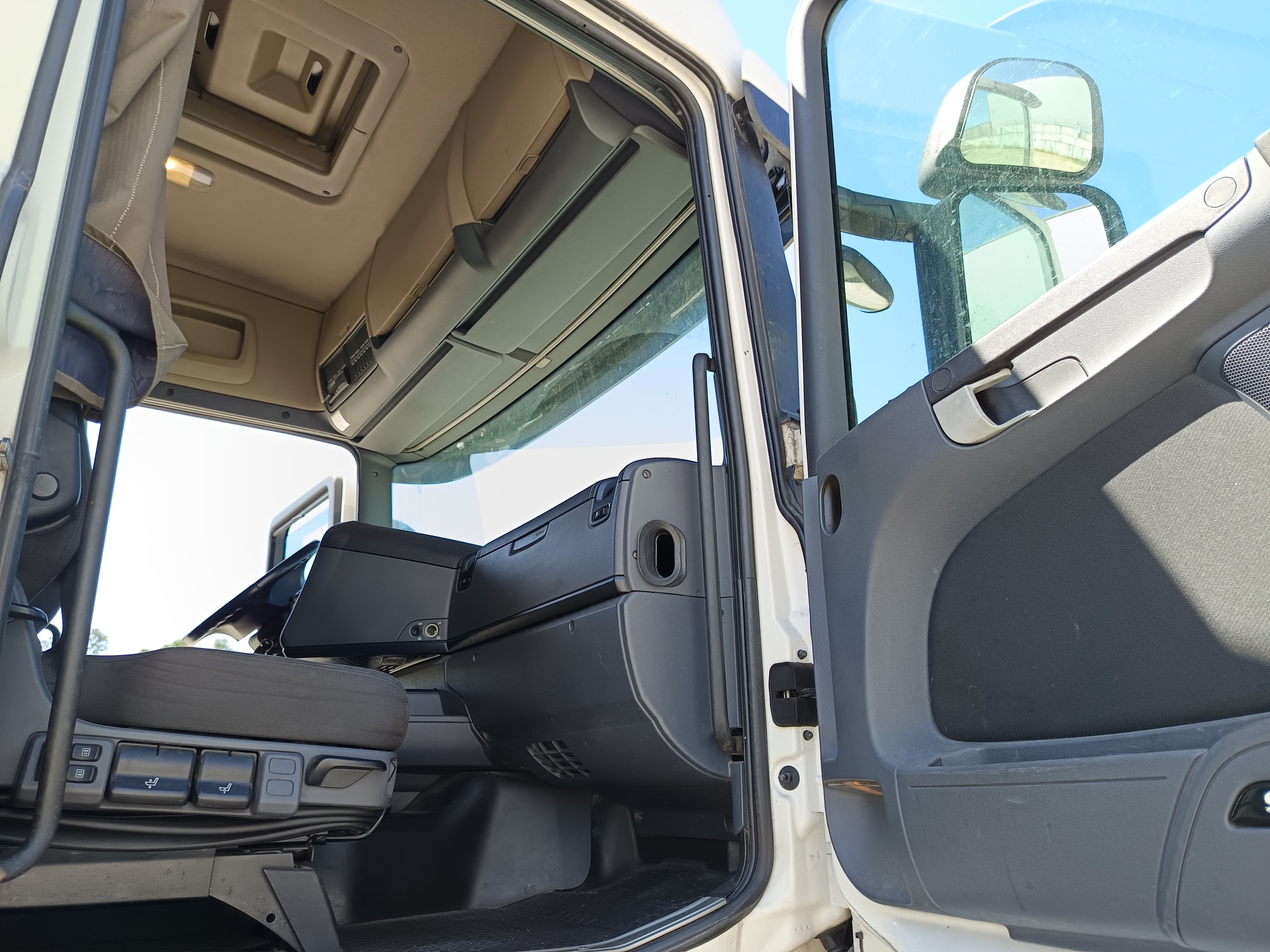 Scania R410 · Ano 2015 — image 24