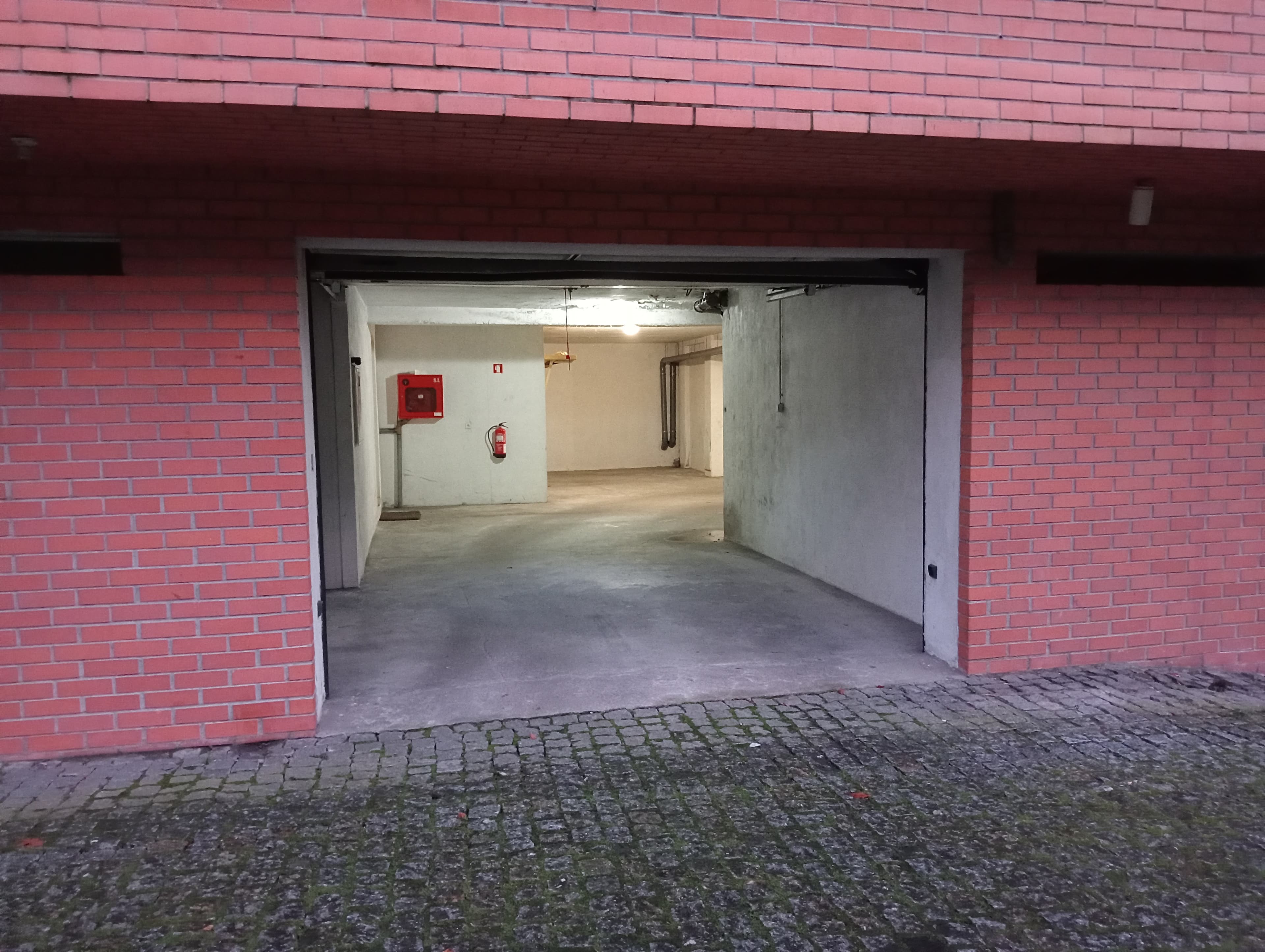 Garagem (transformada em arrecadação) · Guimarães — imagem 1