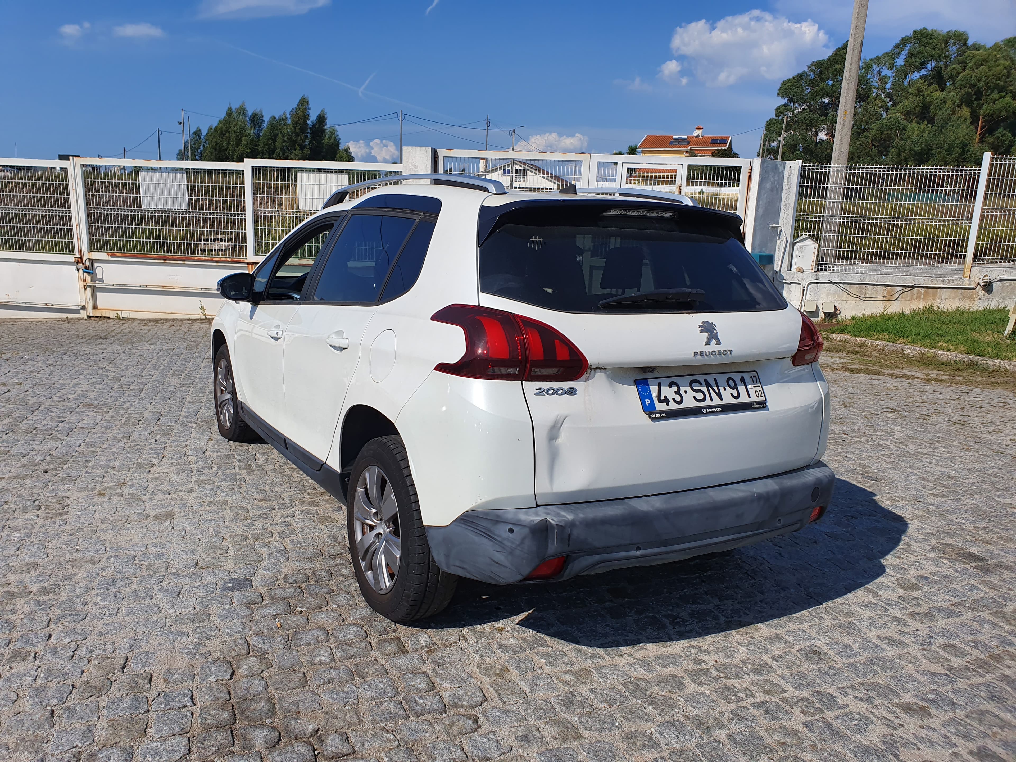 Peugeot 2008  · Ano 2017 — imagem 4