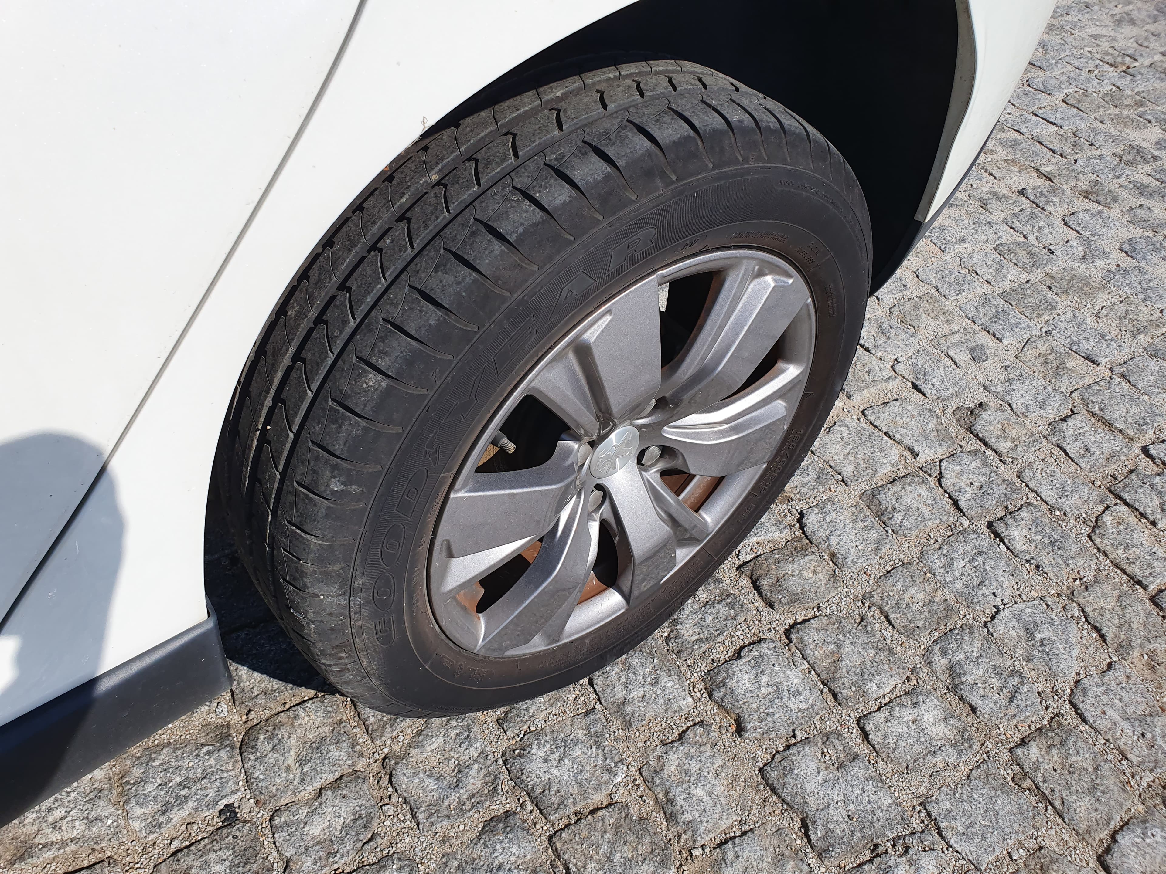 Peugeot 2008  · Ano 2017 — imagem 12