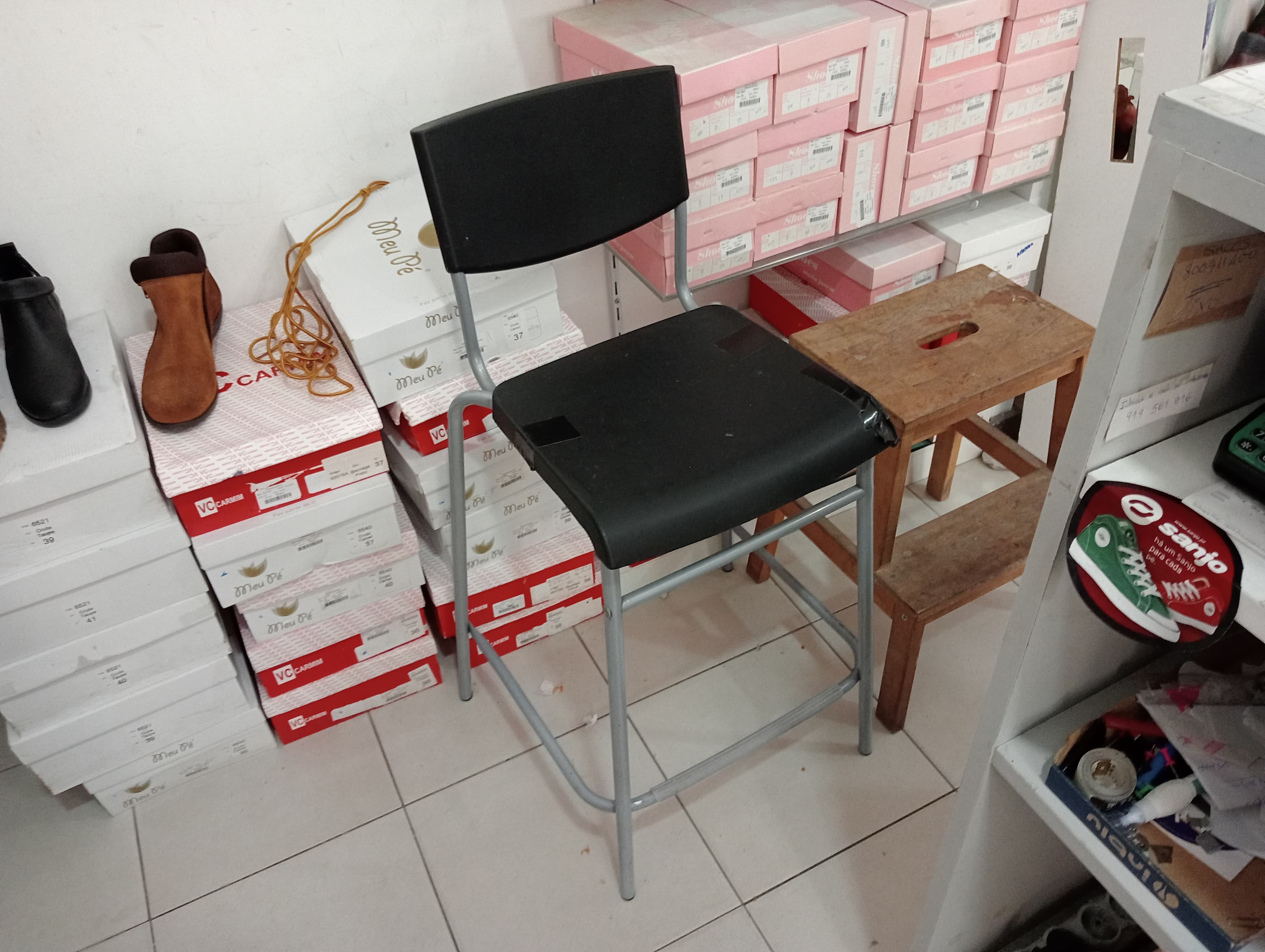 Calçado · Expositores · Equipamento de Escritório — image 23