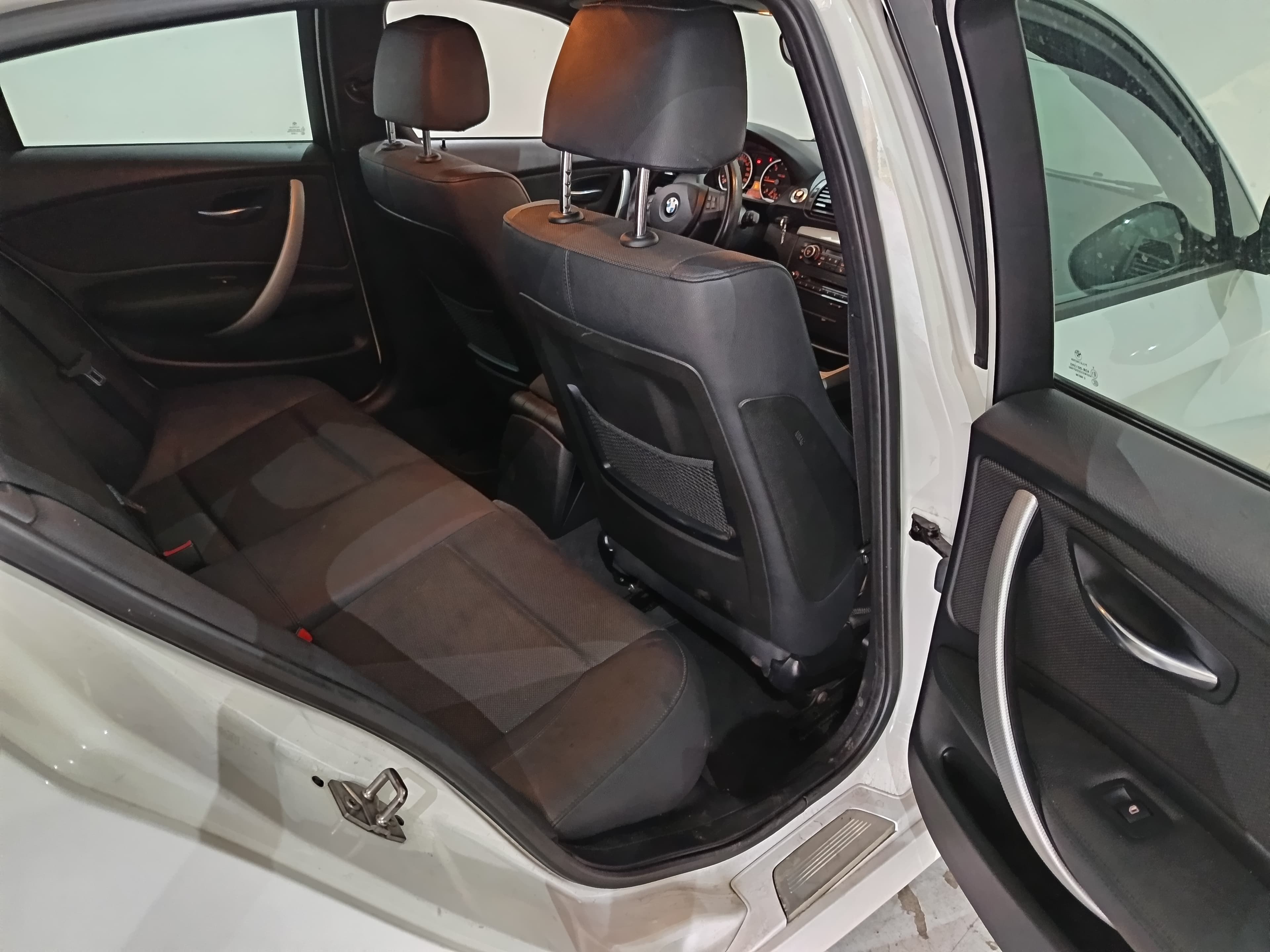BMW 118D · Ano 2011 — imagen 25