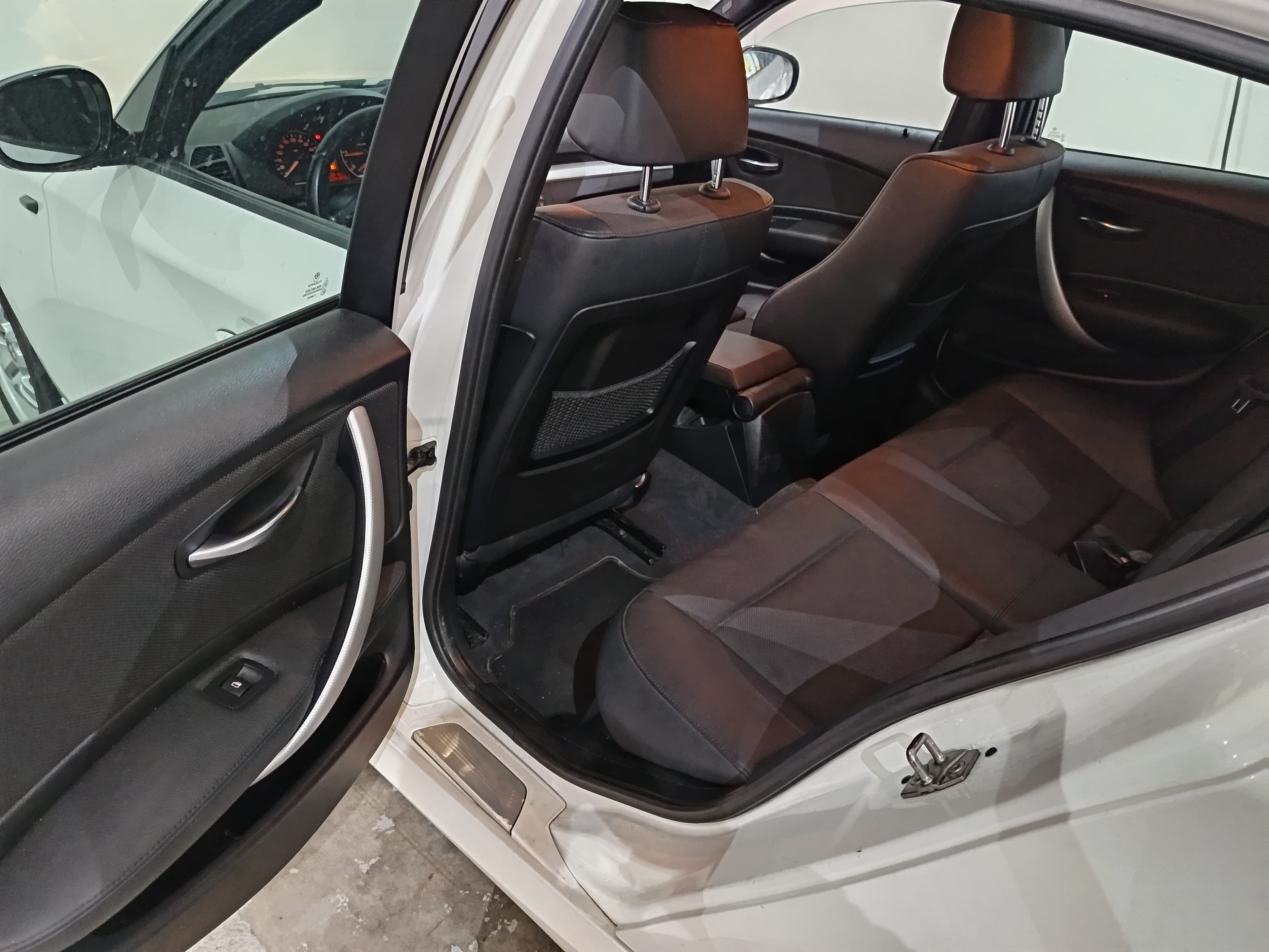BMW 118D · Ano 2011 — imagen 22
