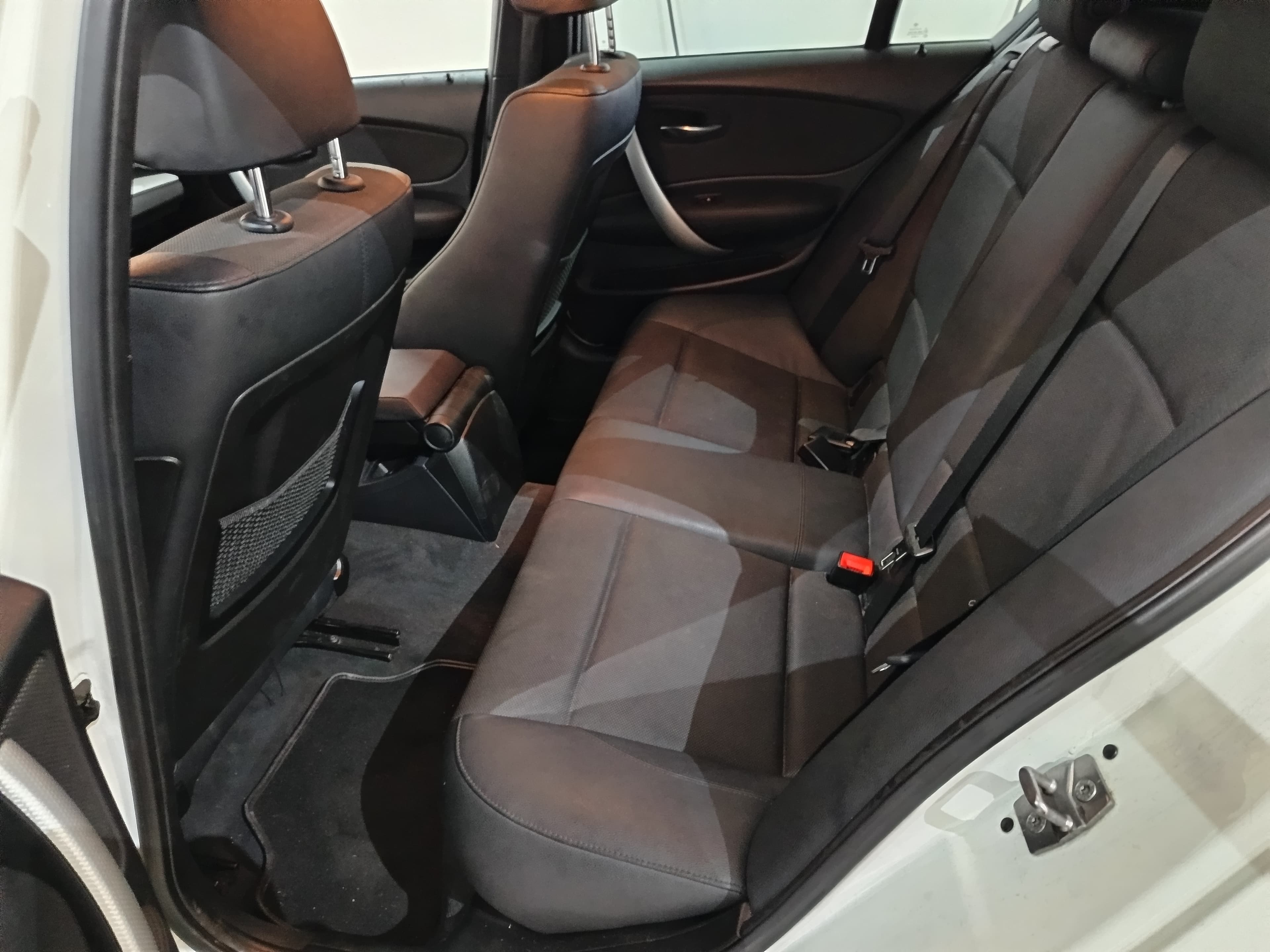 BMW 118D · Ano 2011 — imagen 24