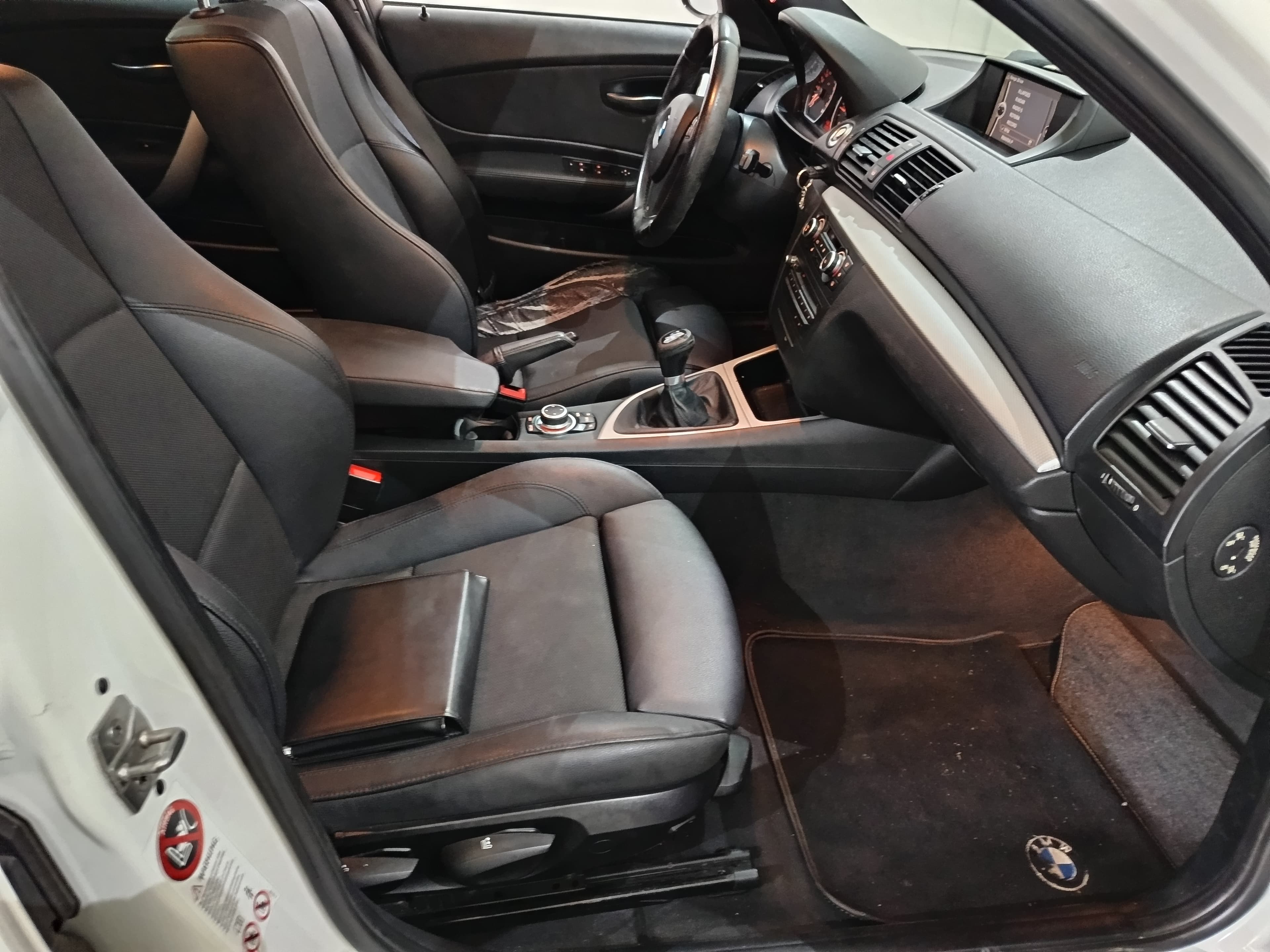 BMW 118D · Ano 2011 — imagen 31