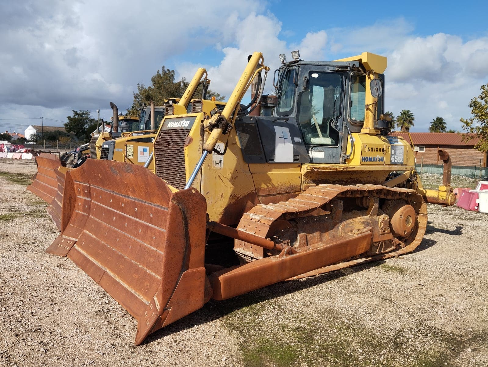 Trator de Rastos 20 T Komatsu D65 EX-15E0 — imagen 1