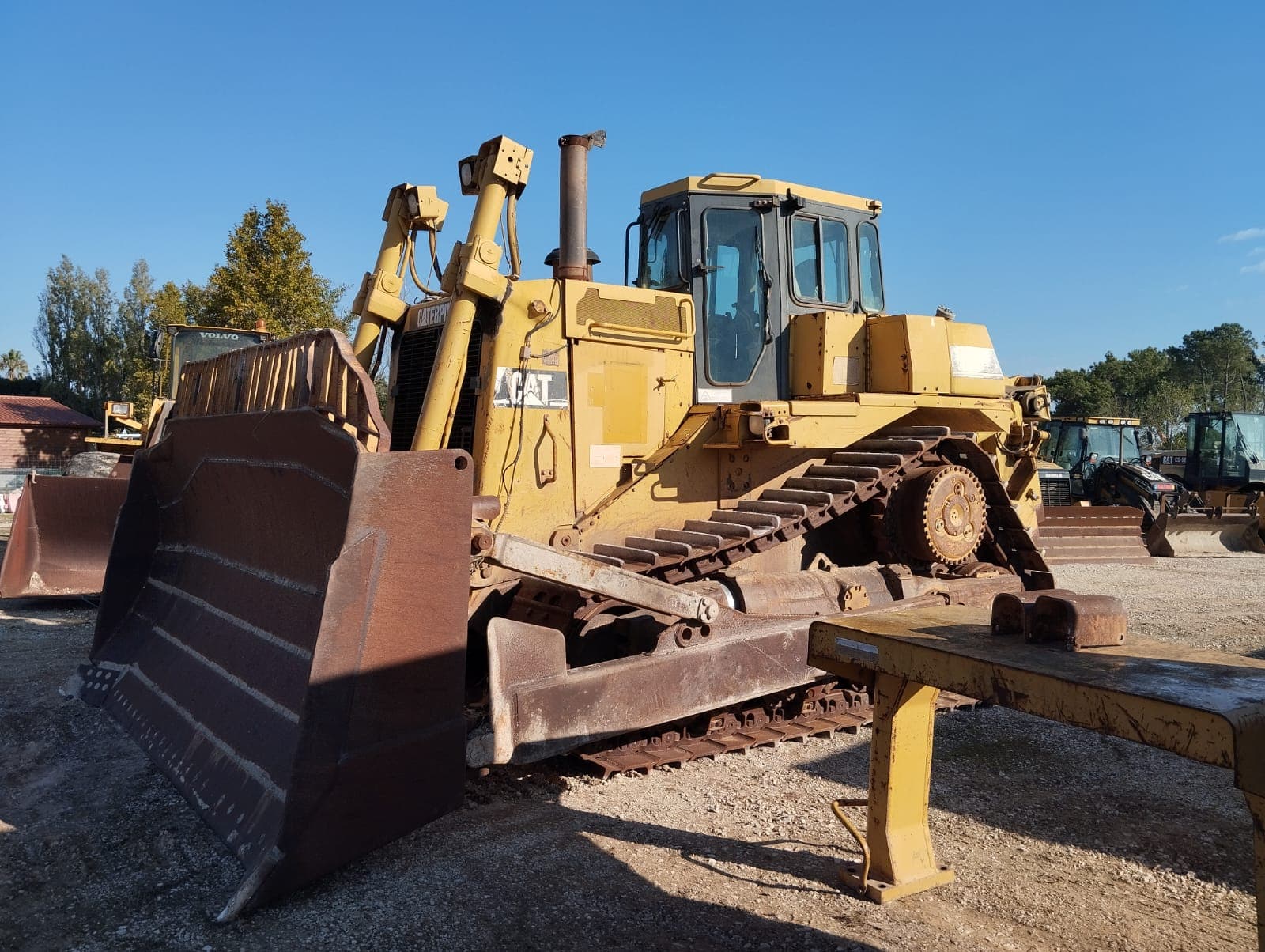 Trator de Rastos 50 T Caterpillar D9 R PS — imagem 1