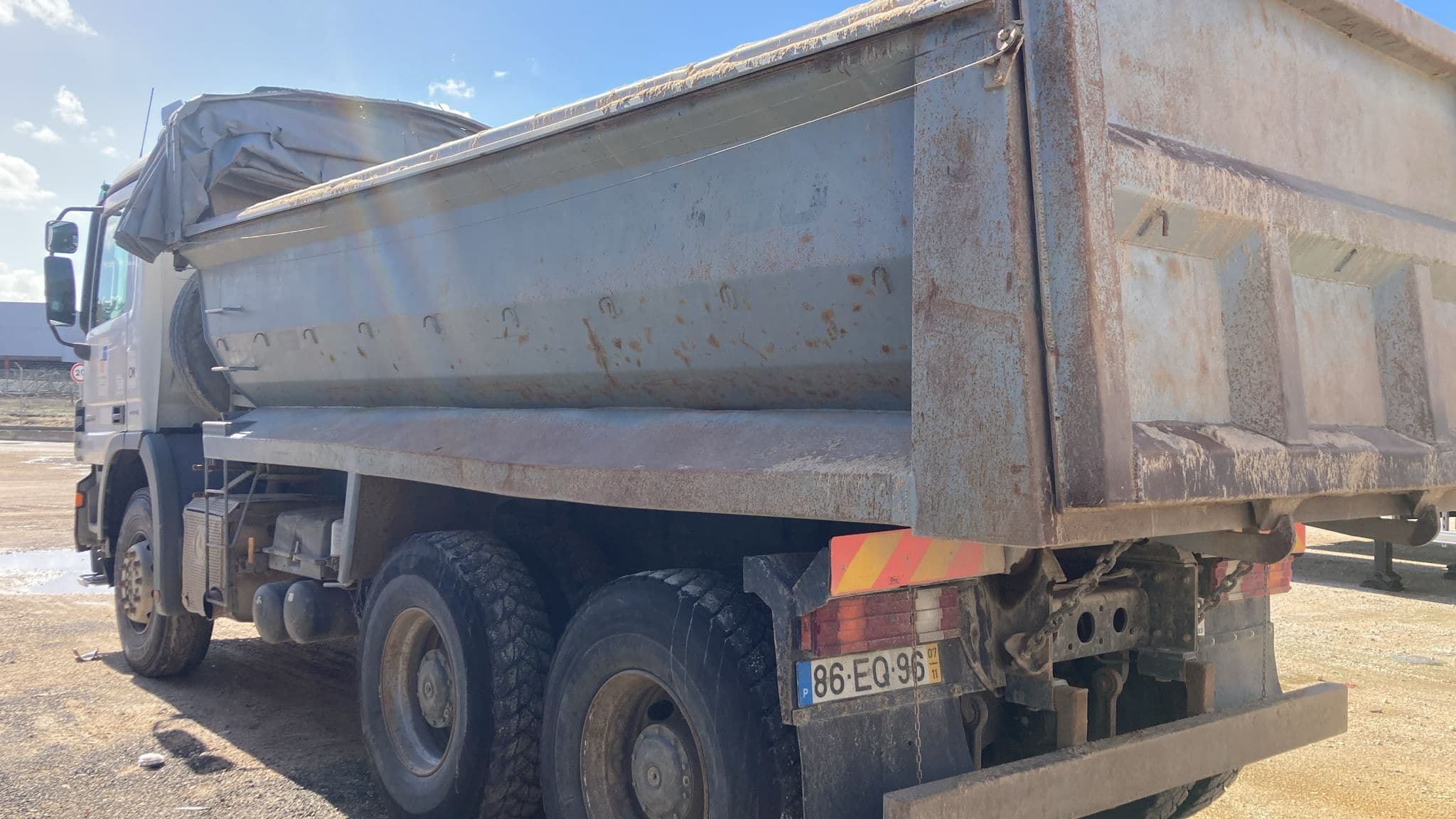 Camião Basculante Tras. 26 T Mercedes-Benz ACTROS 2632K/36 6x4 — imagem 3