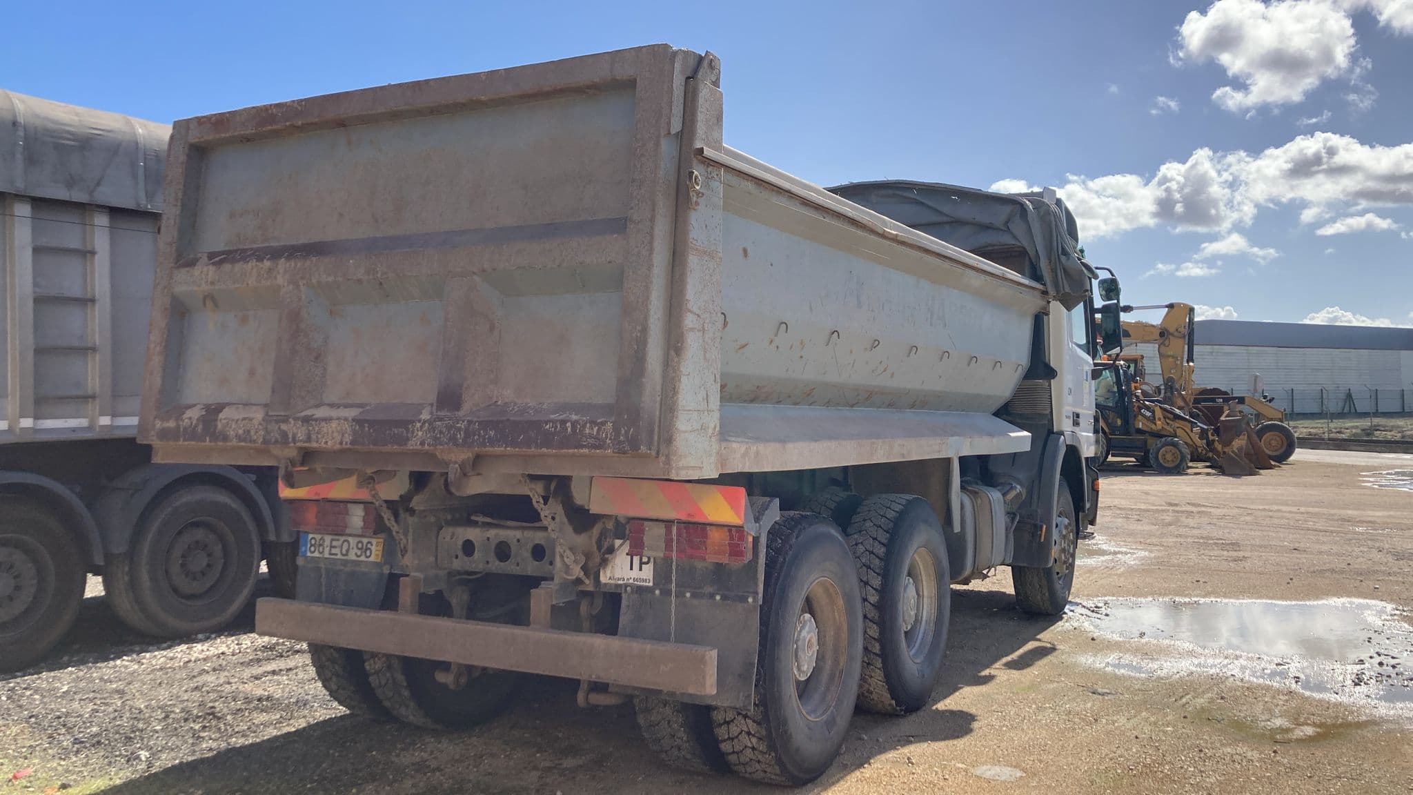 Camião Basculante Tras. 26 T Mercedes-Benz ACTROS 2632K/36 6x4 — imagem 4