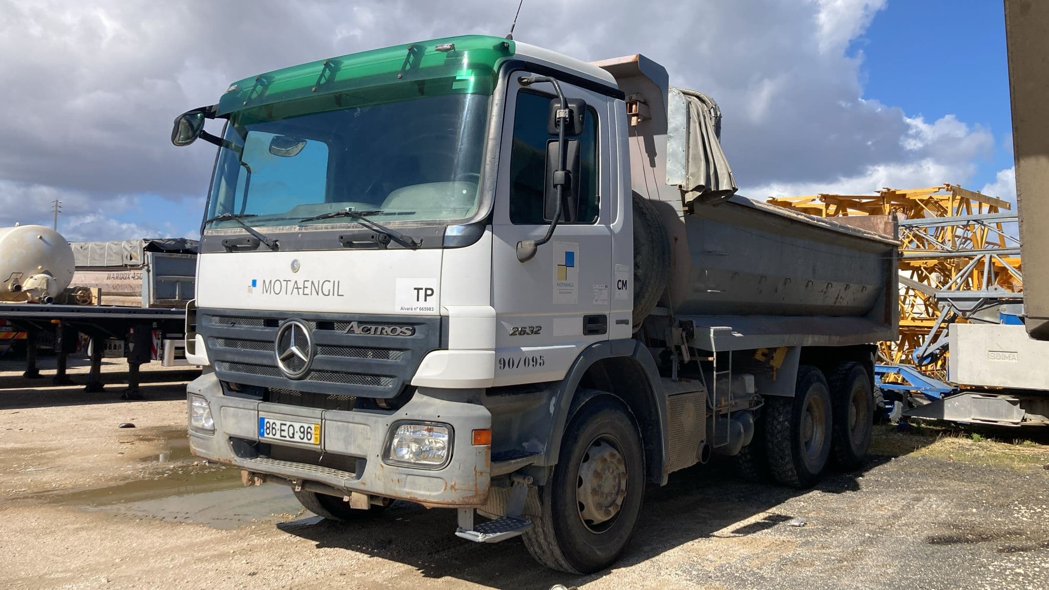 Camião Basculante Tras. 26 T Mercedes-Benz ACTROS 2632K/36 6x4 — imagem 2
