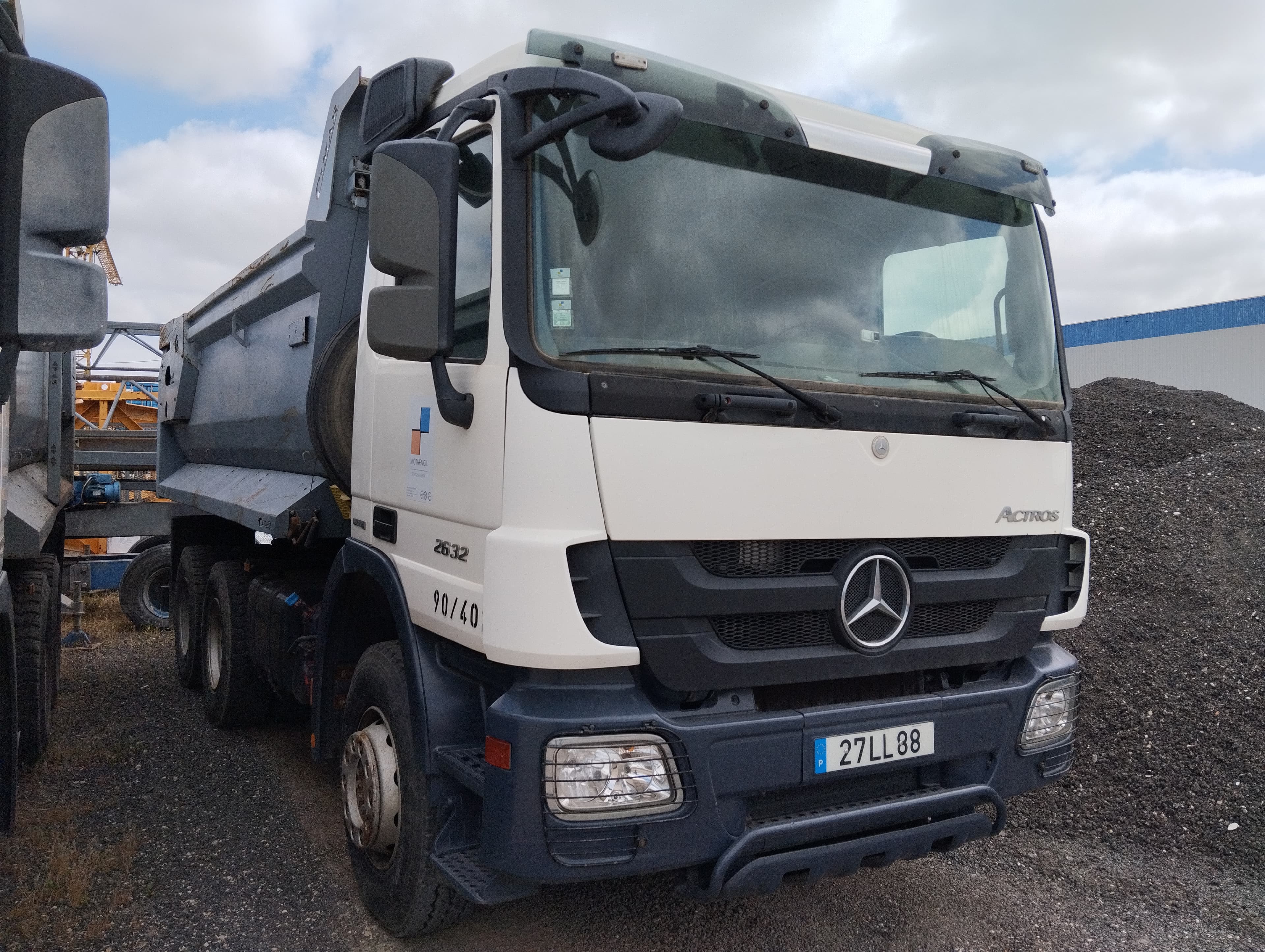 Camião Basculante Tras. 26 T Mercedes-Benz 2632 K — imagem 3