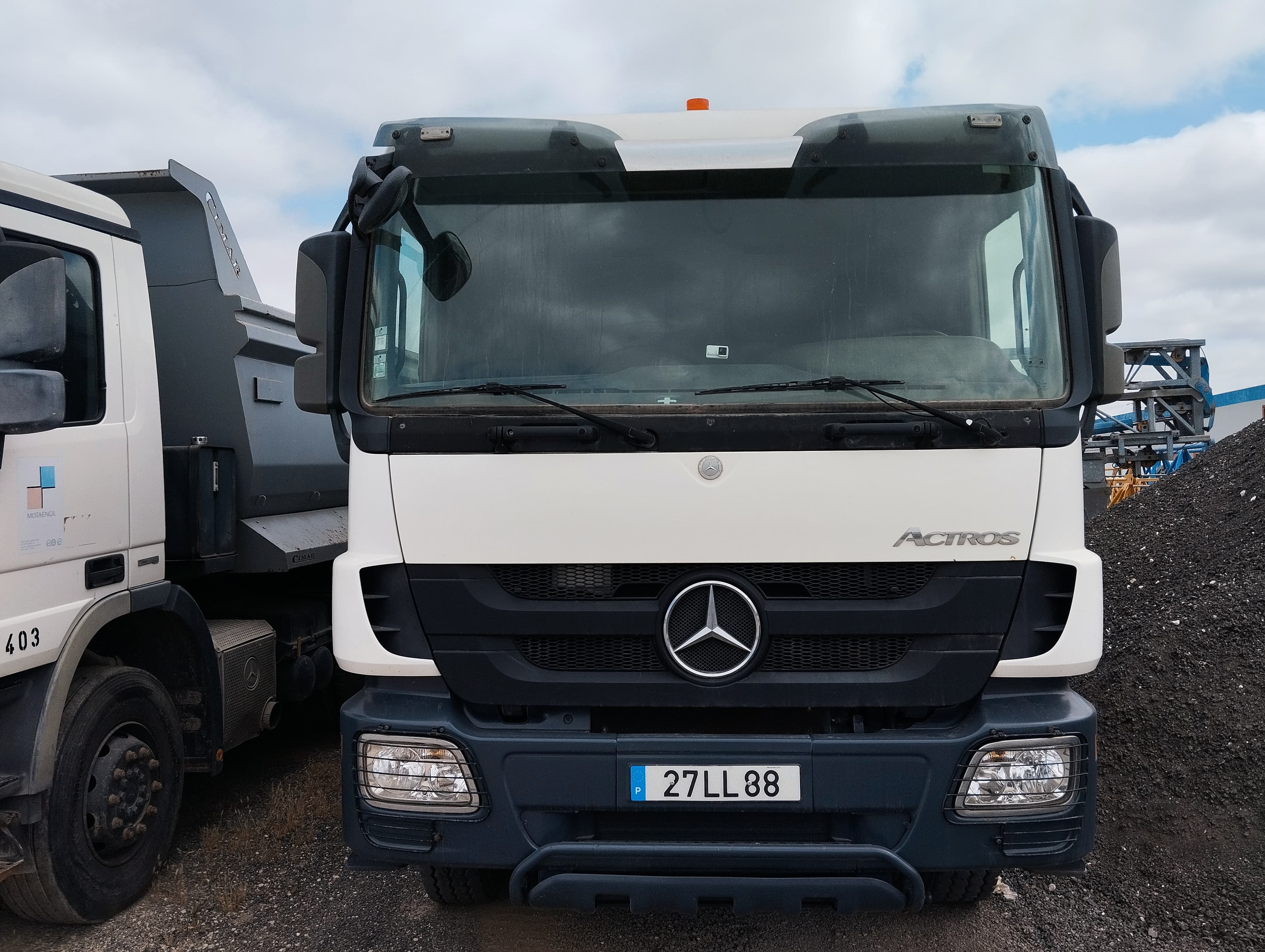 Camião Basculante Tras. 26 T Mercedes-Benz 2632 K — imagem 2