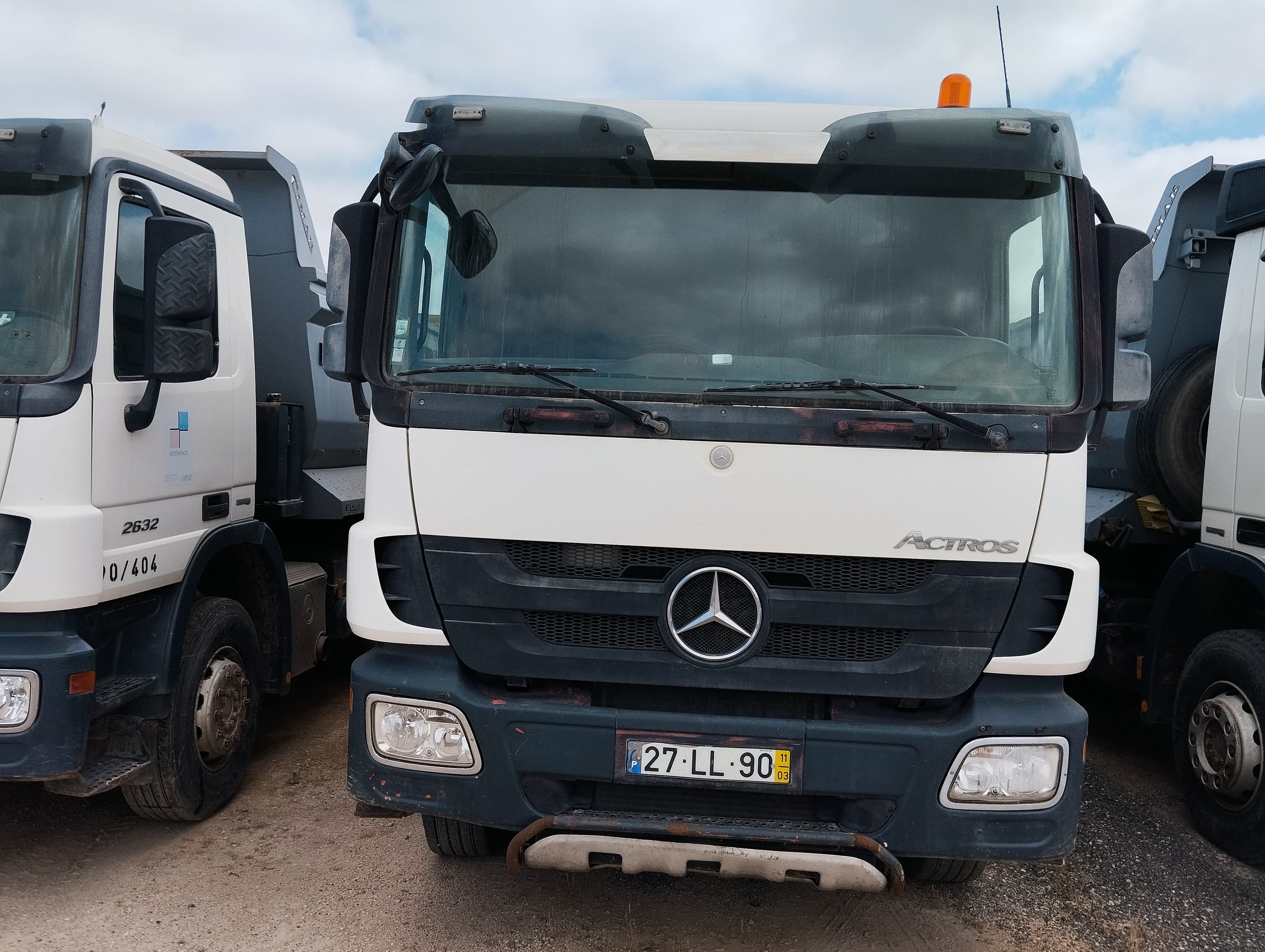 Camião Basculante Tras. 26 T Mercedes-Benz 2632 K — imagen 2