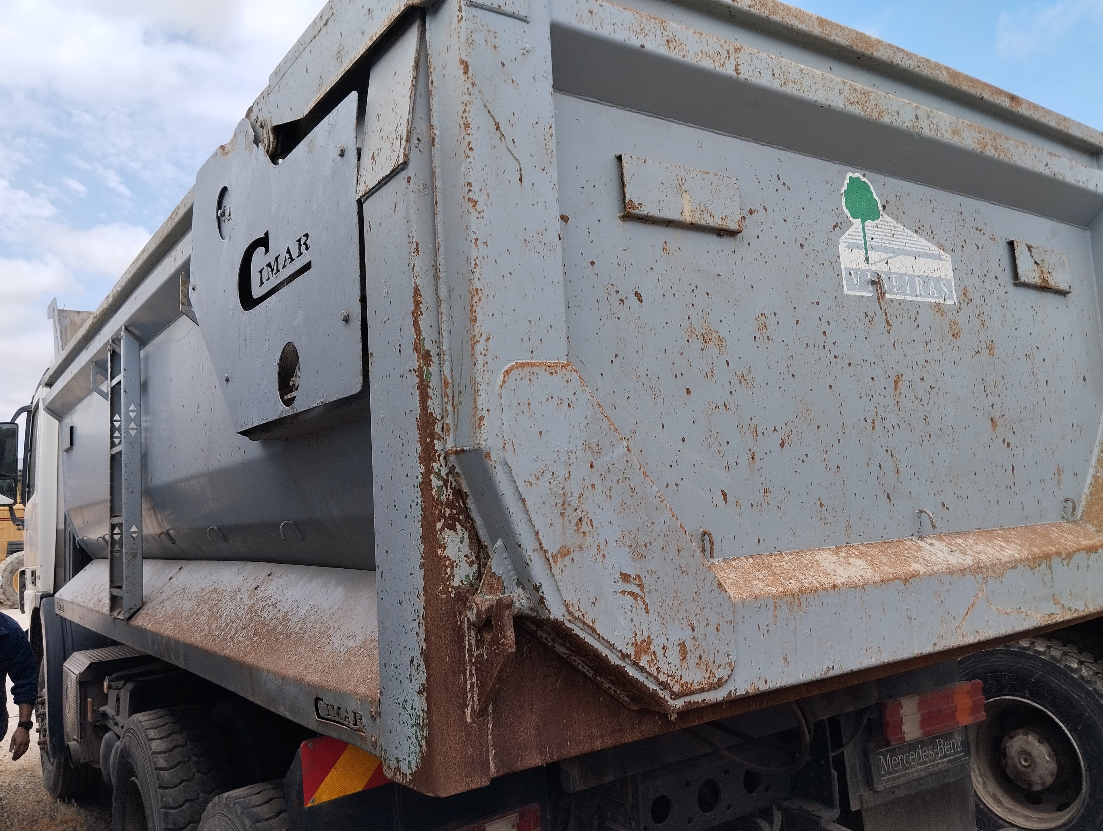 Camião Basculante Tras. 26 T Mercedes-Benz 2632 K — imagen 4