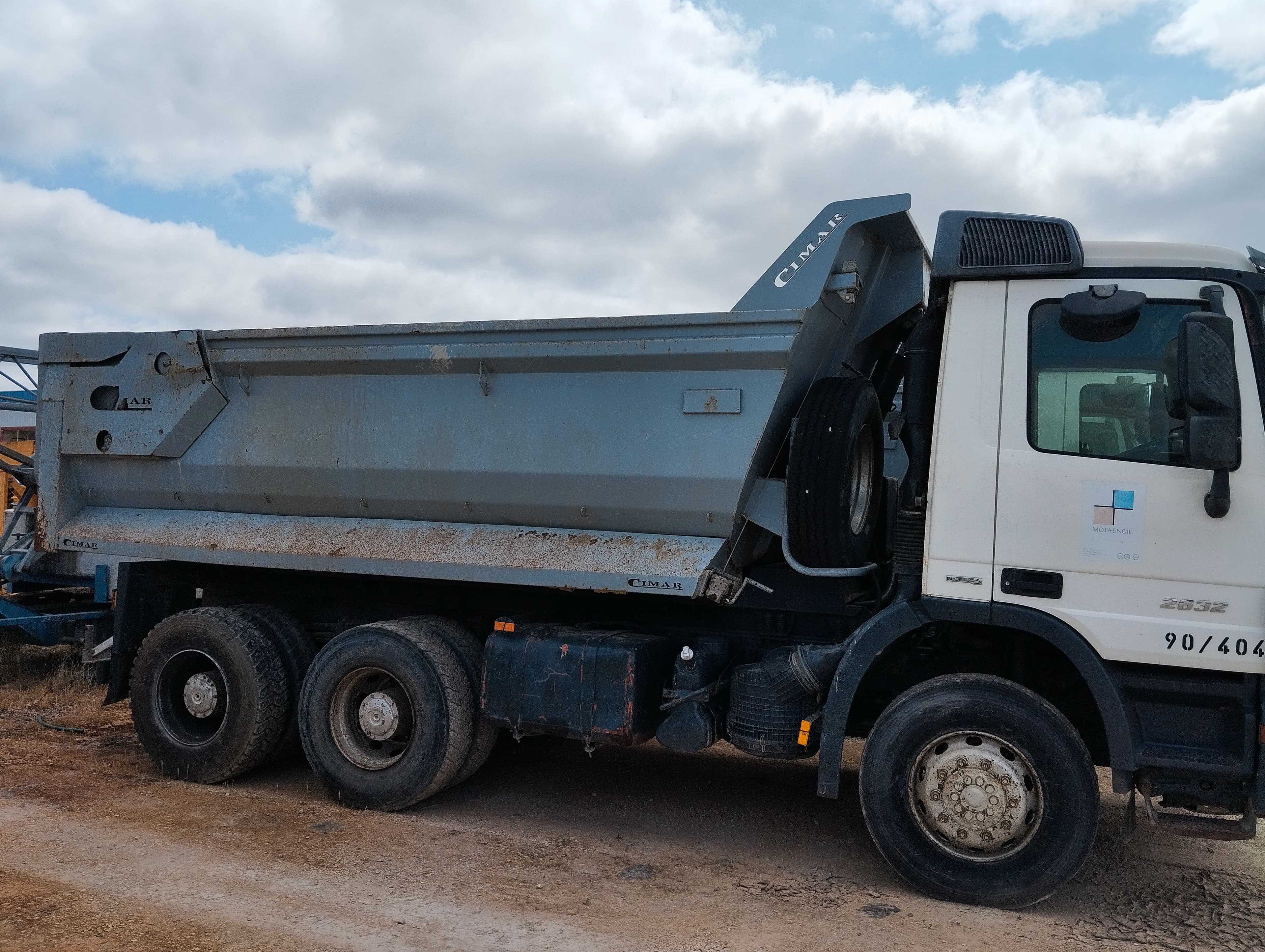 Camião Basculante Tras. 26 T Mercedes-Benz 2632 K — imagem 4