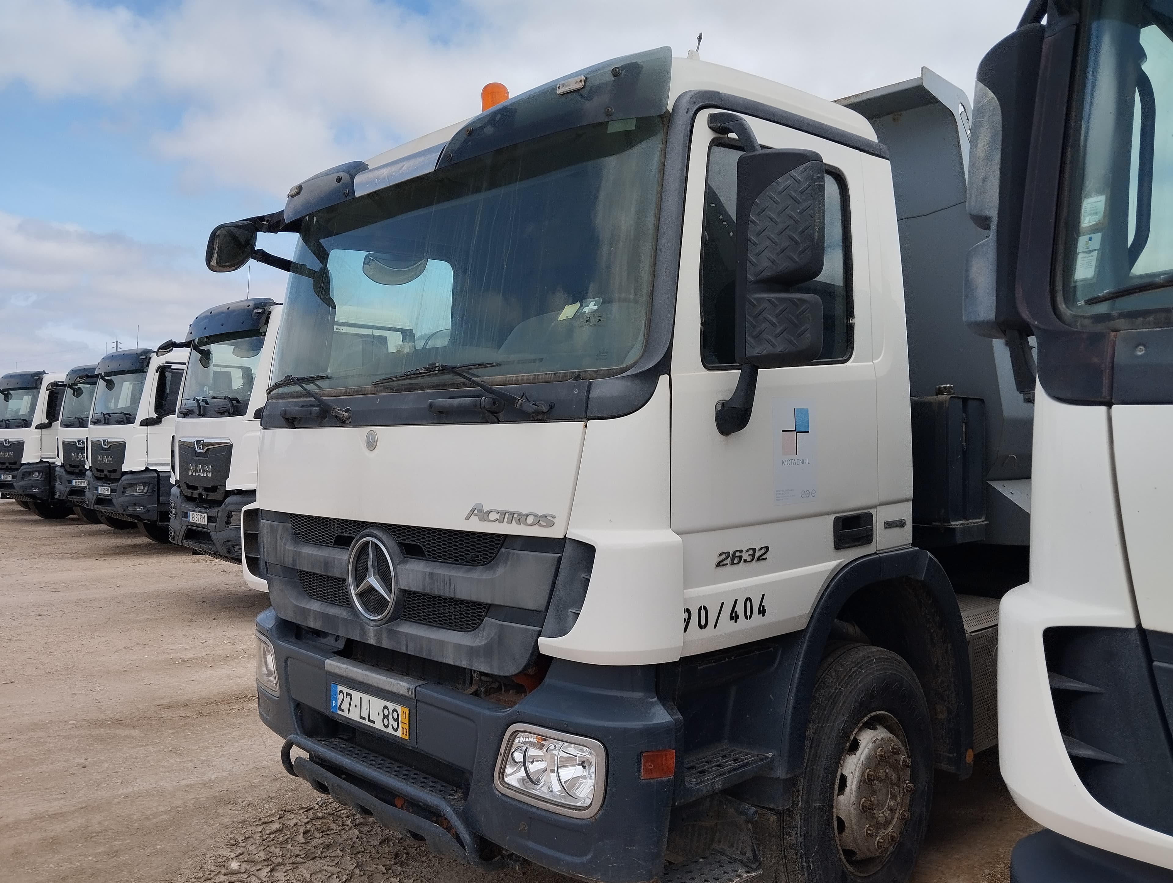 Camião Basculante Tras. 26 T Mercedes-Benz 2632 K — imagem 3
