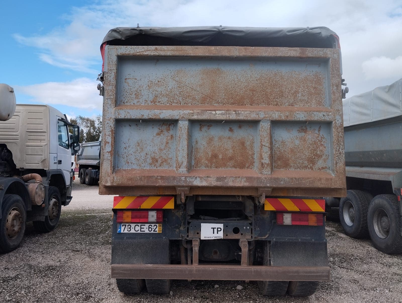 Camión volquete trasero 32 T Mercedes-Benz ACTROS 3236K/42 8x4 — imagen 6