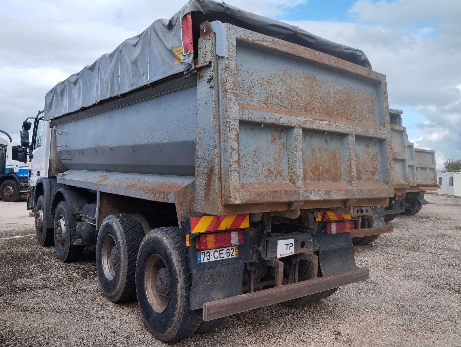 Camión volquete trasero 32 T Mercedes-Benz ACTROS 3236K/42 8x4 — imagen 5