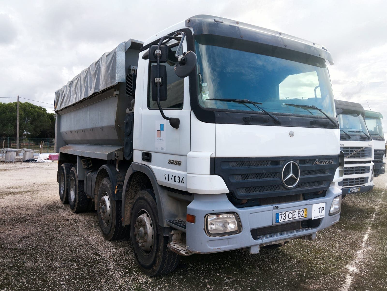 Camión volquete trasero 32 T Mercedes-Benz ACTROS 3236K/42 8x4 — imagen 3