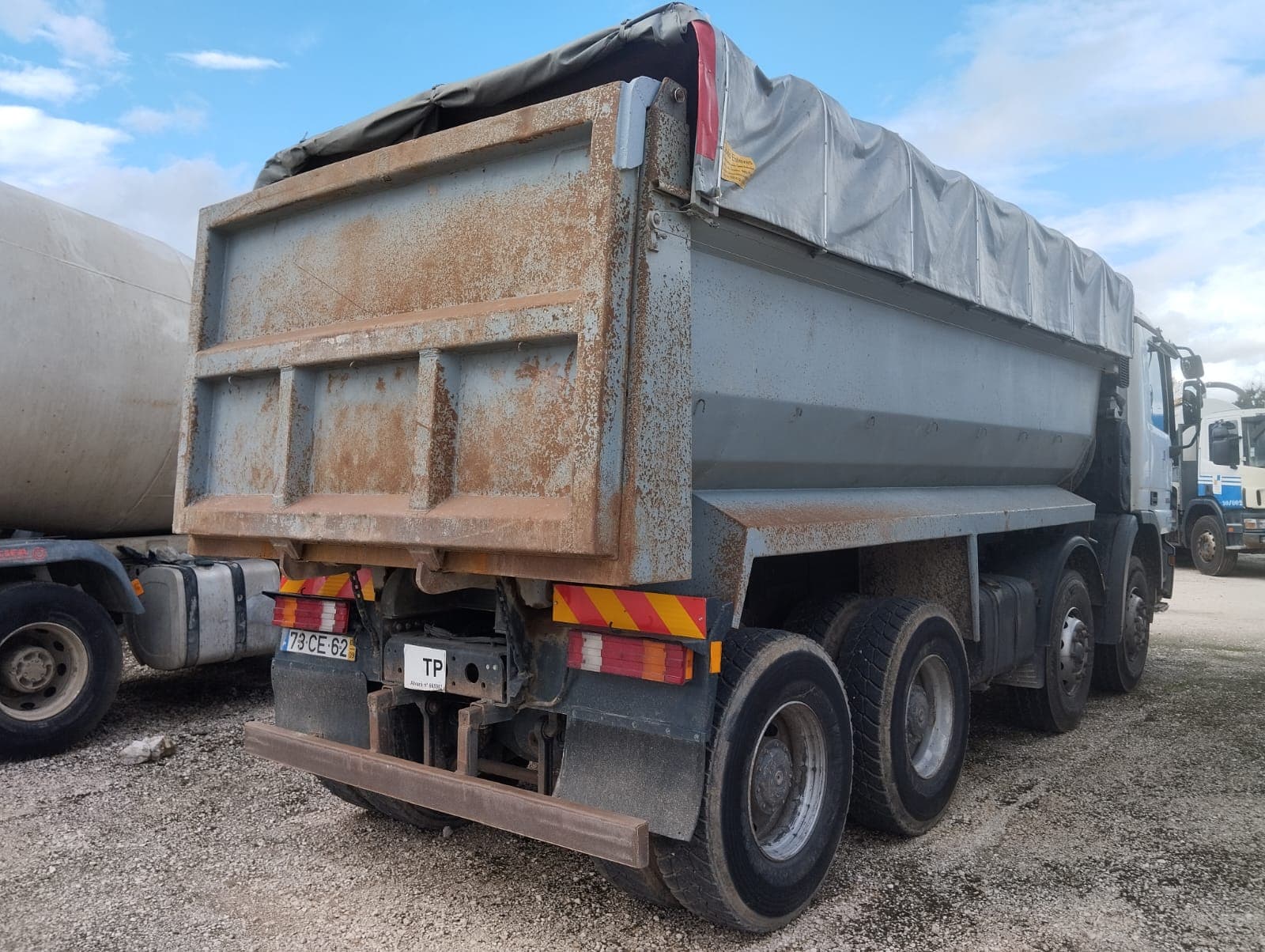 Camión volquete trasero 32 T Mercedes-Benz ACTROS 3236K/42 8x4 — imagen 4