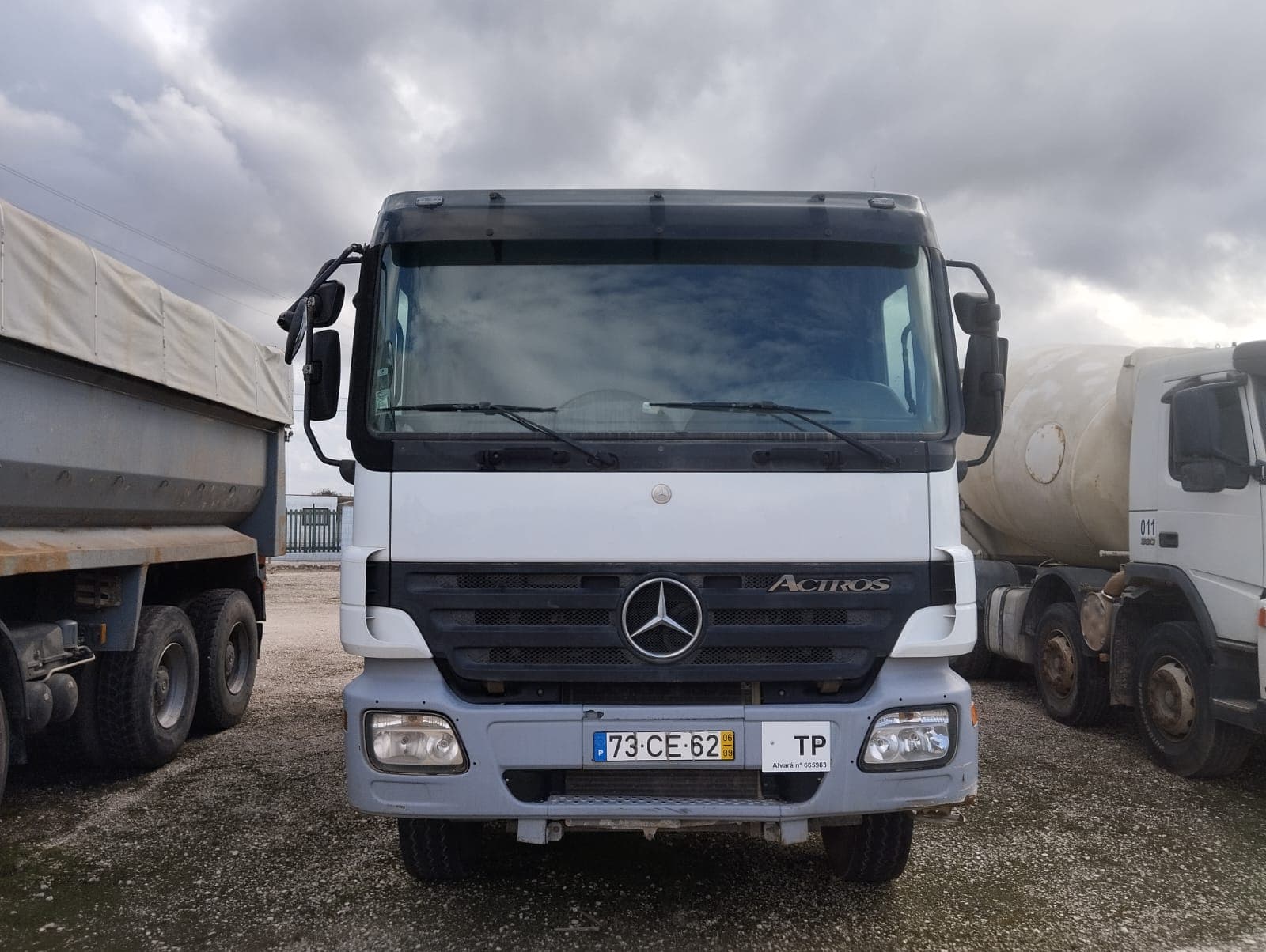 Camión volquete trasero 32 T Mercedes-Benz ACTROS 3236K/42 8x4 — imagen 2