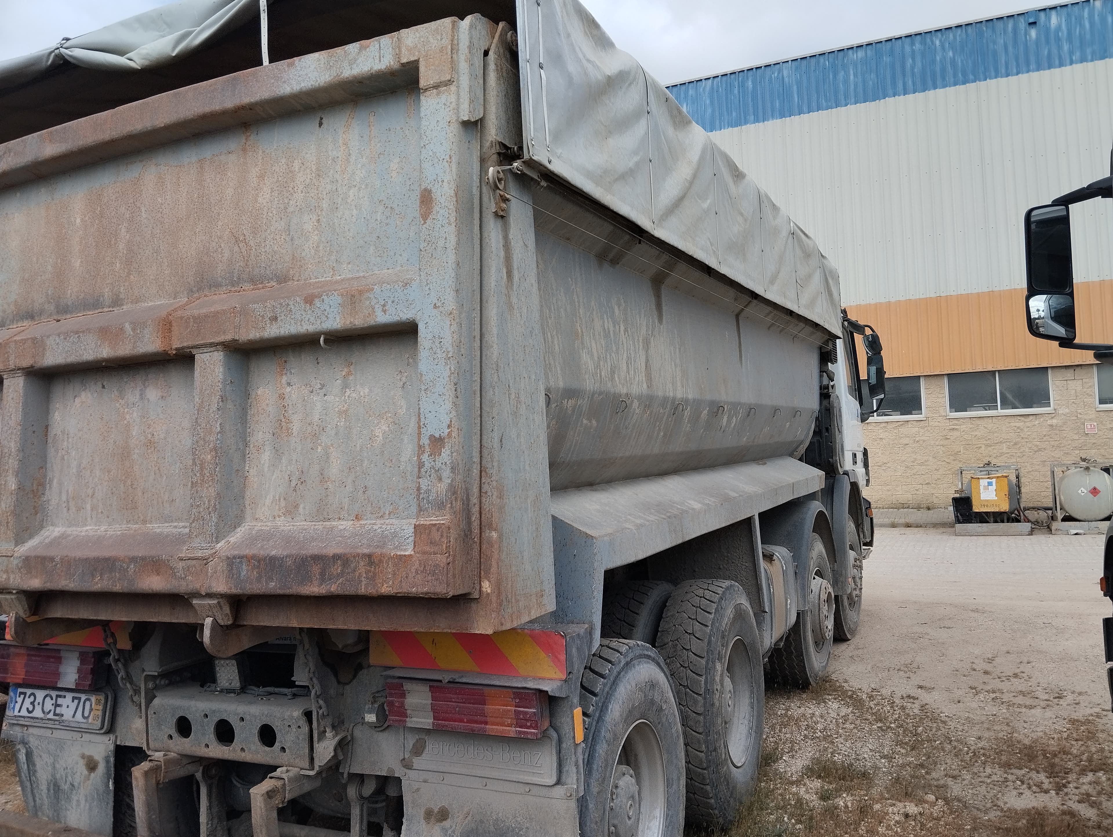 Camião Basculante Tras. 32 T Mercedes-Benz ACTROS 3236K/42 8x4 — imagen 5