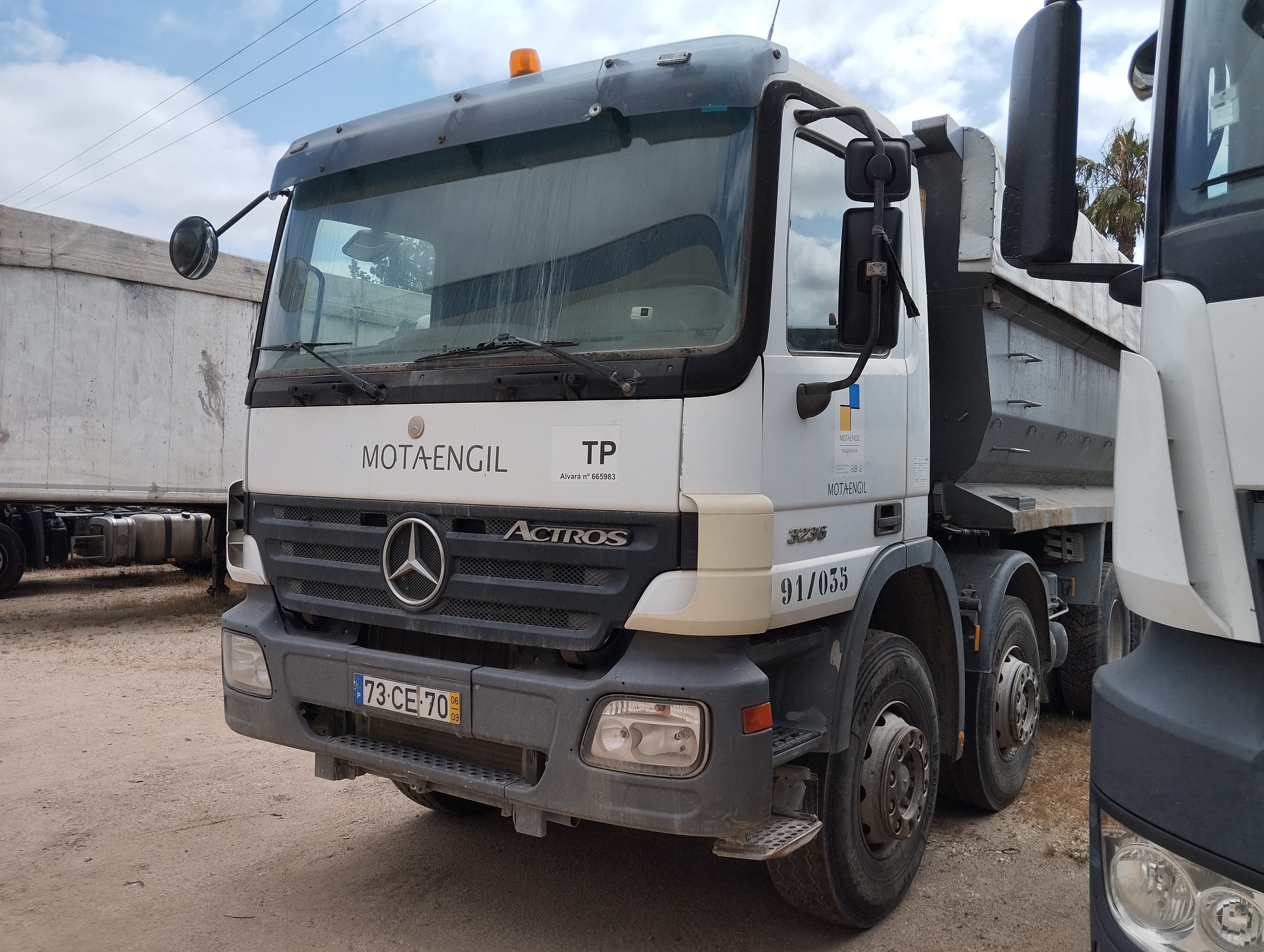 Camião Basculante Tras. 32 T Mercedes-Benz ACTROS 3236K/42 8x4 — imagen 3