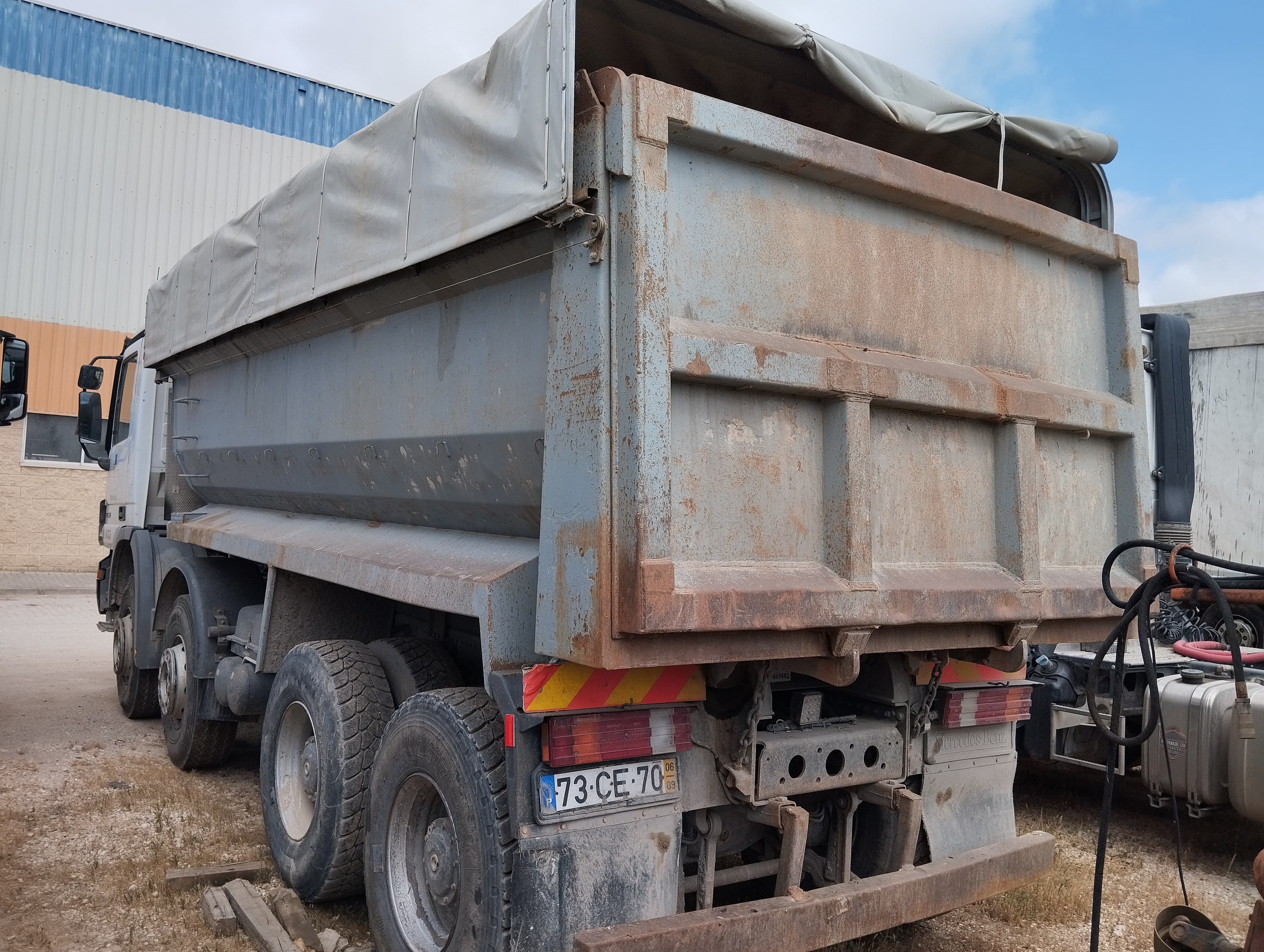 Camião Basculante Tras. 32 T Mercedes-Benz ACTROS 3236K/42 8x4 — imagen 4